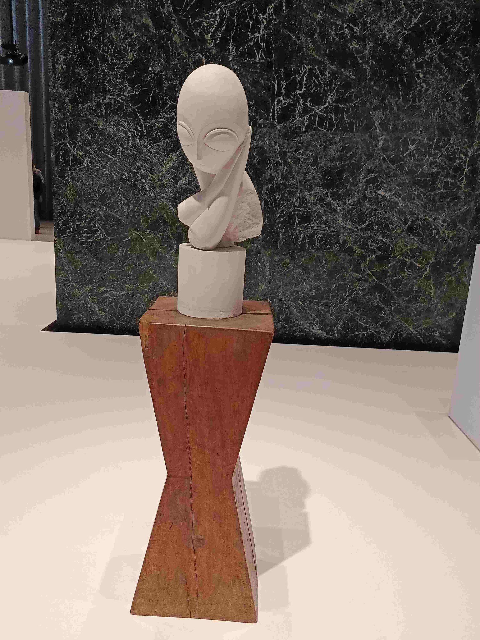 Constantin Brancusi, Mademoiselle Pogany I, Gips auf Sockel aus Gips und Walnussholz, 1912/13, Centre Pompidou, Paris