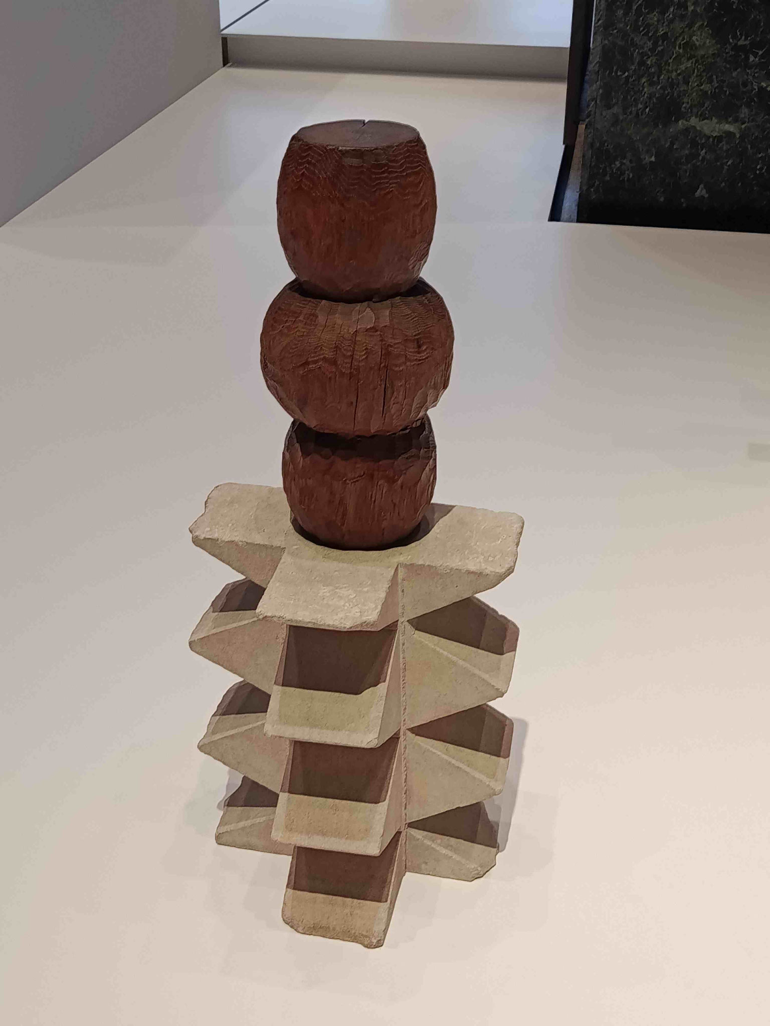 Constantin Brancusi, Exotische Pflanze, Eichenholz auf Sockel ausKalkstein, 1923/24,