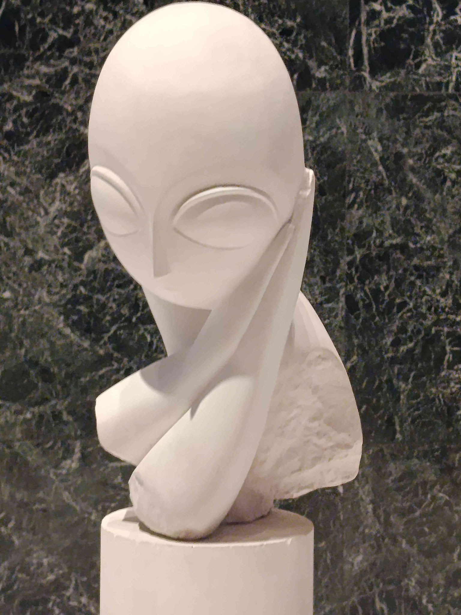 Constantin Brancusi, Mademoiselle Pogany I, Gips auf Sockel aus Gips und Walnussholz, 1912/13,12/13, Centre Pompidou, Paris