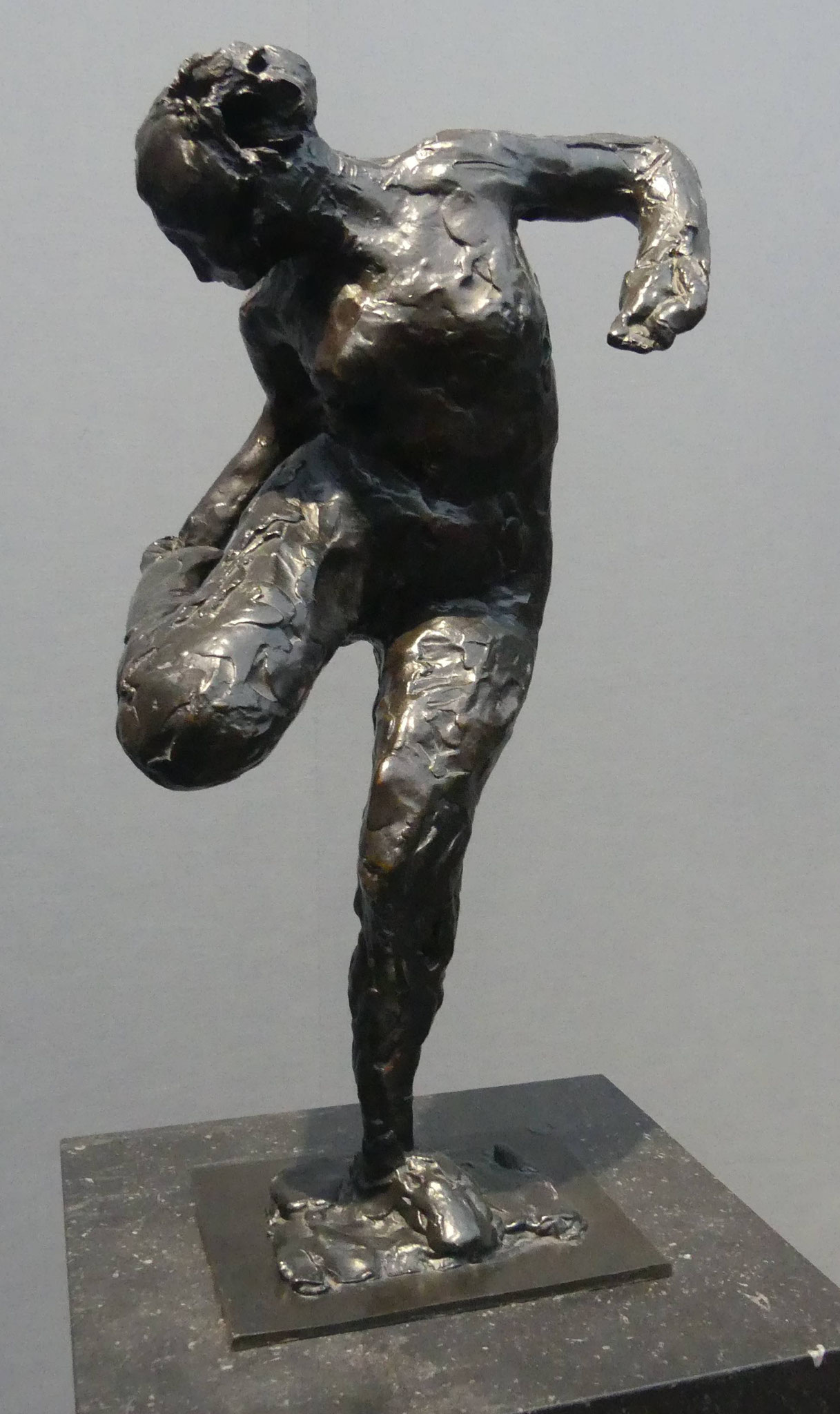 Edgar Degas, Tänzerin, ihre rechte Fußsohle betrachtend, 1890-1911, Bronze, Nationalgalerie Berlin