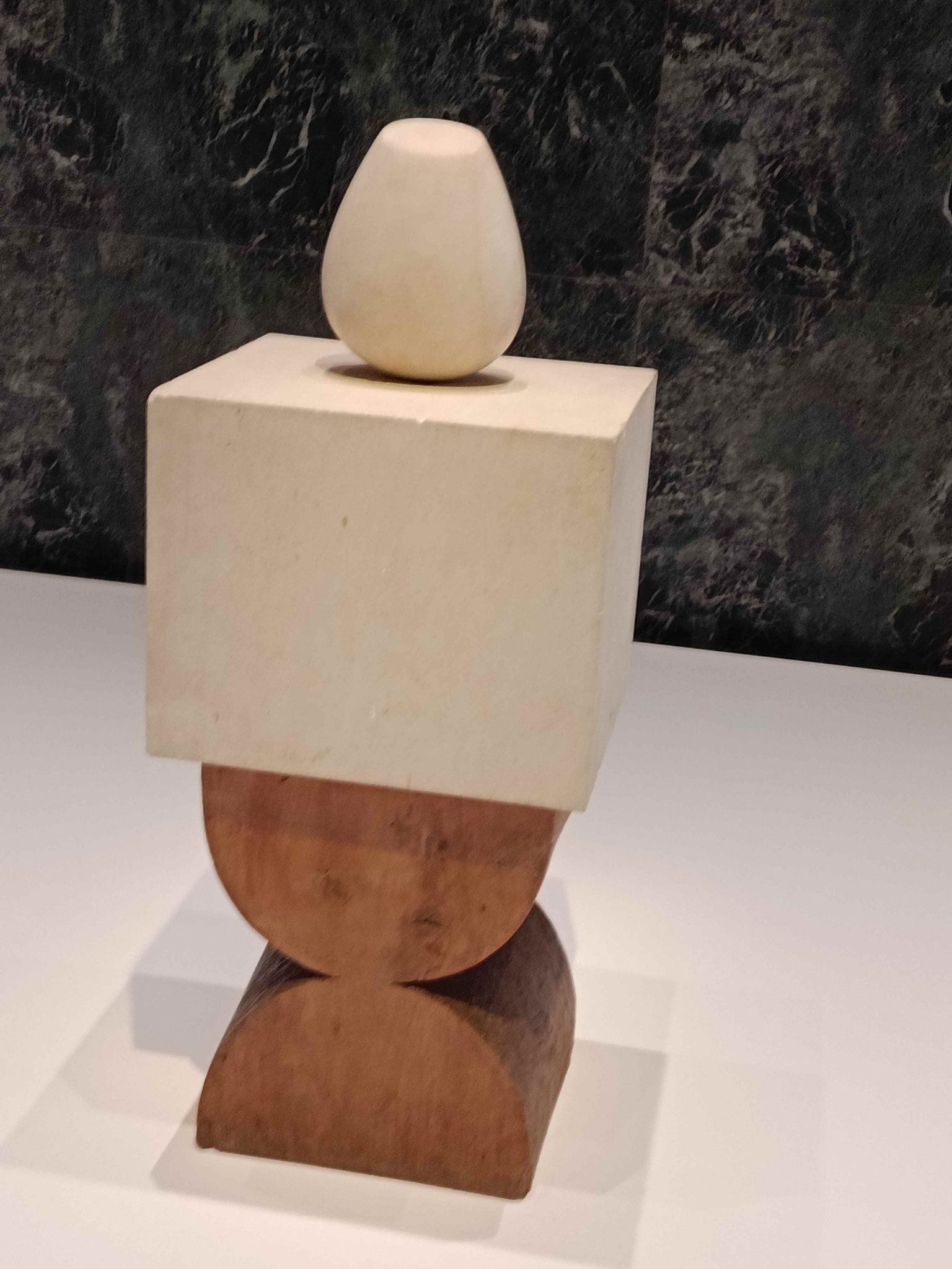 Constantin Brancusi, Torso einer jungen Frau III, Onyx auf Sockel aus Kalkstein und Pappelholz, 1926, Centre Pompidou, Paris