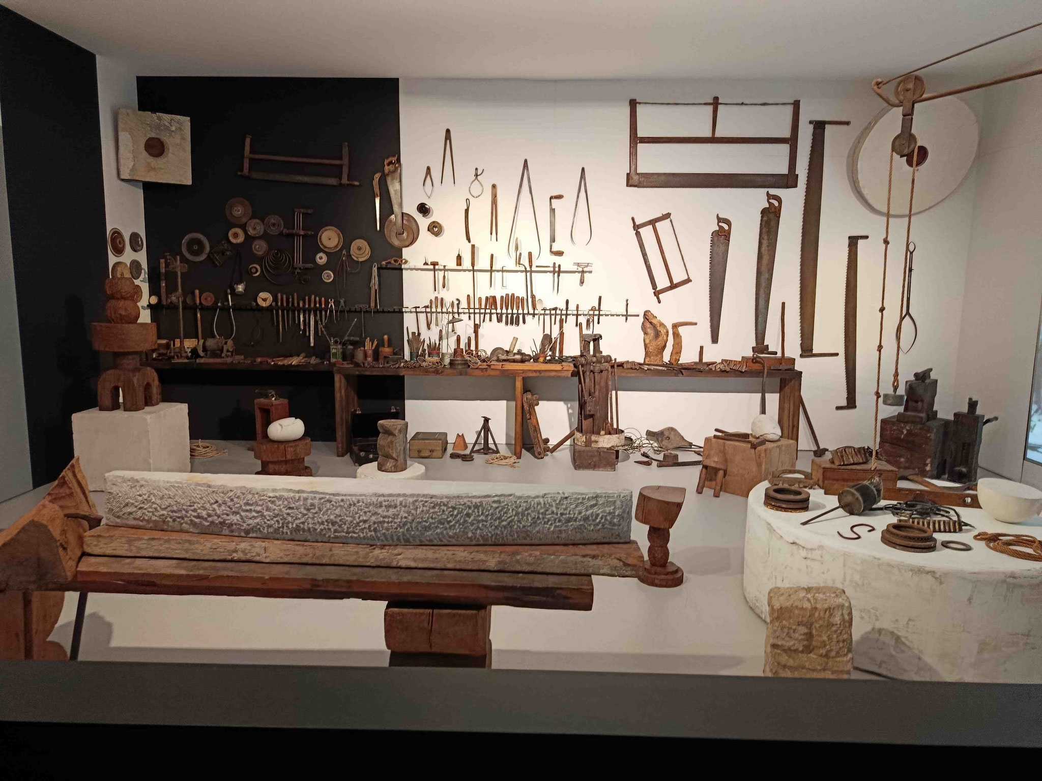 Constantin Brancusi, Blick in das Atelier von C. Brancusi, Centre Pompidou, Paris