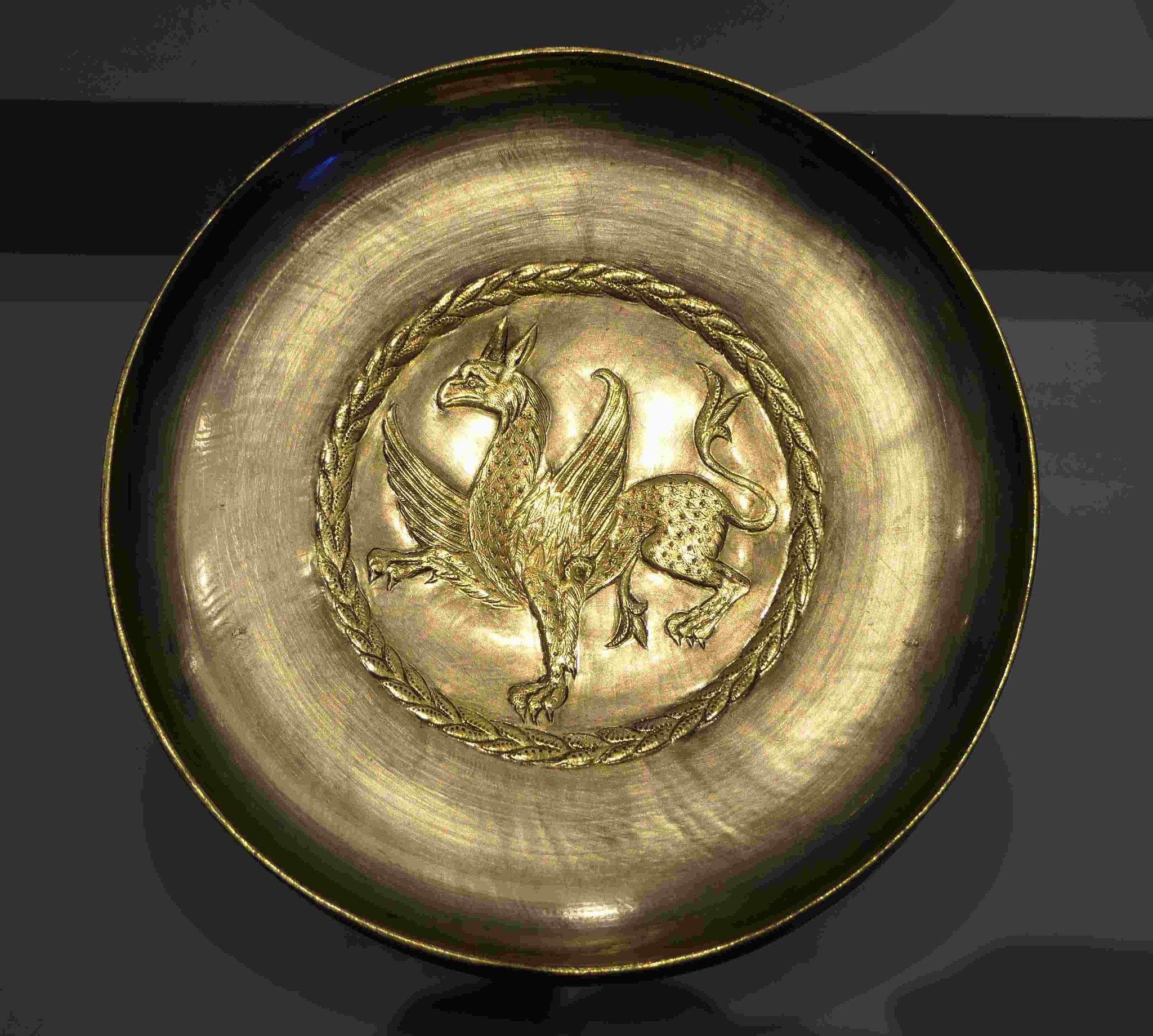 Silberschale mit Greif, getrieben, graviert, punziert, teilvergoldet, 7. Jhdt., Staatliche Museen Berlin