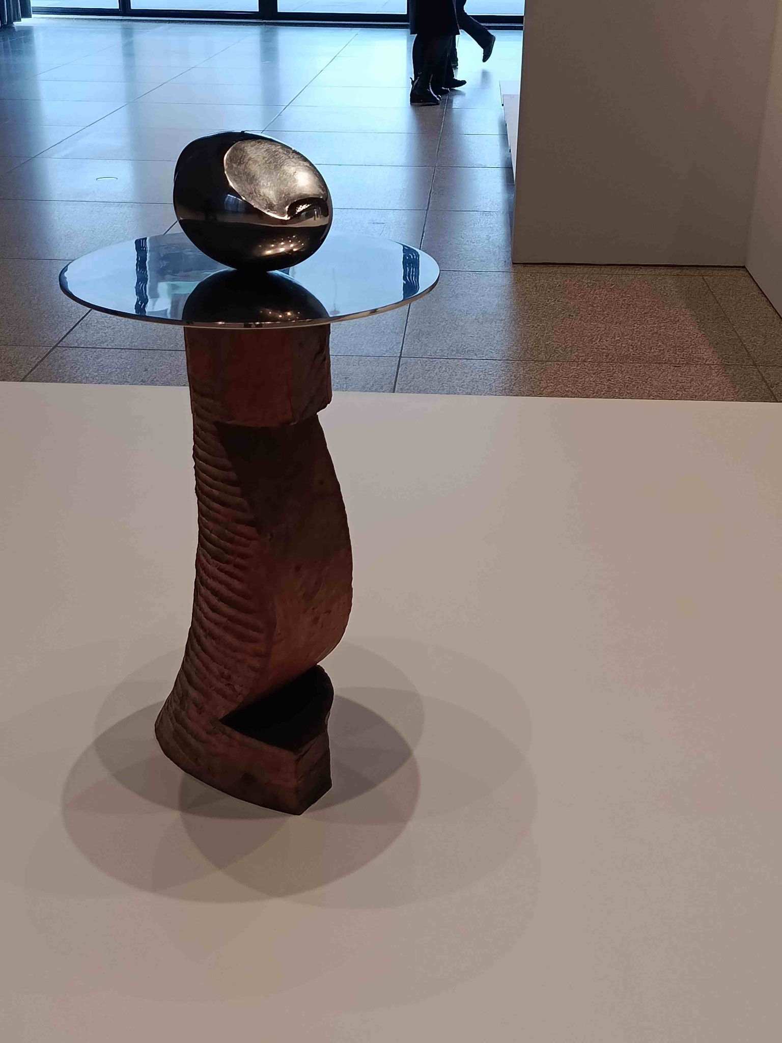 Constantin Brancusi, Neugeborenes II, rostfreier Stahl auf Sockel aus rostfreier scheibe und teils gebeiztem Walnussholz, 1927, Centre Pompidou, Paris
