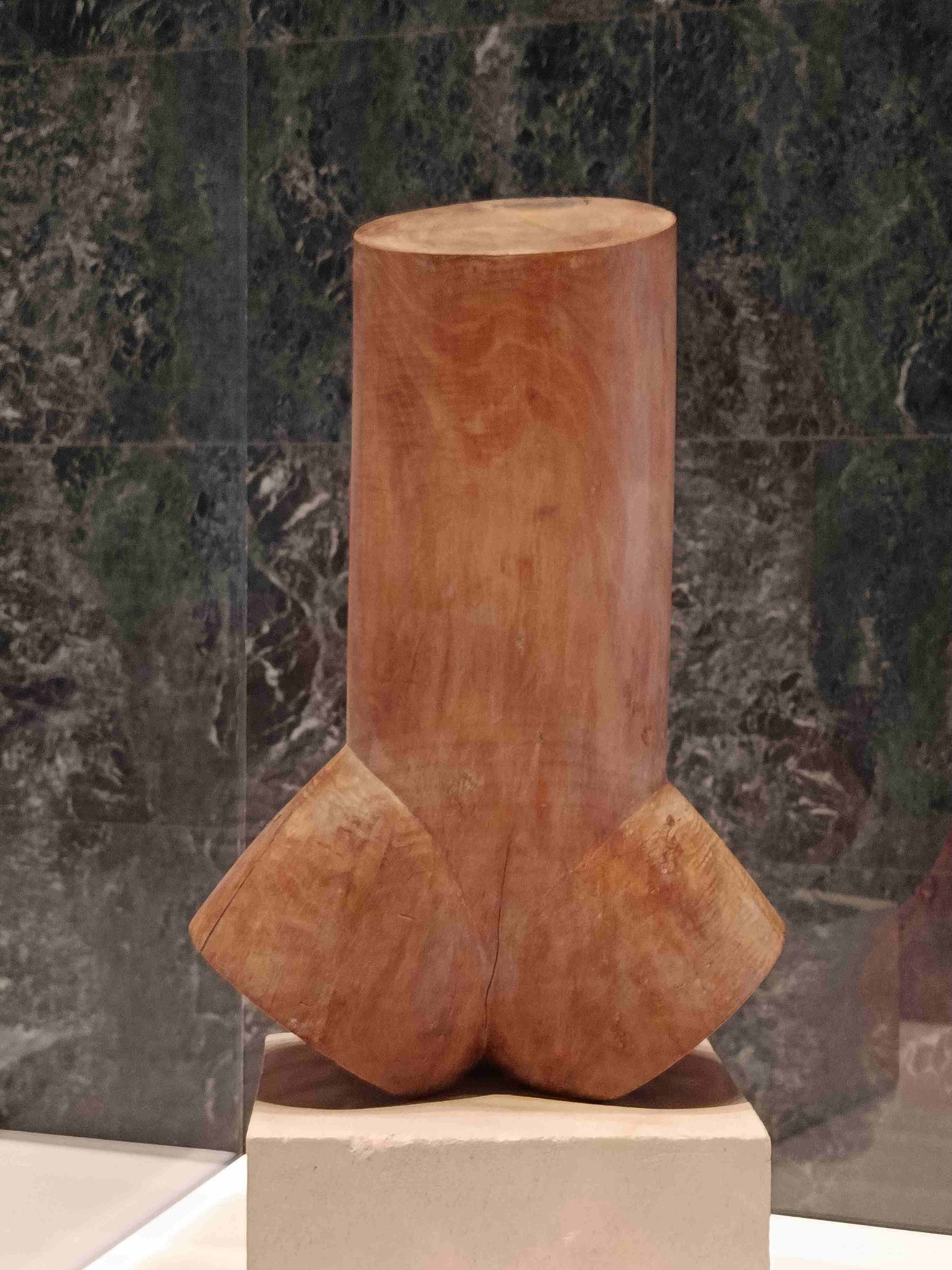Constantin Brancusi, Torso eines jungen Mannes, Walnussholz auf Sockel aus Kalkstein, 1923, Centre Pompidou, Paris