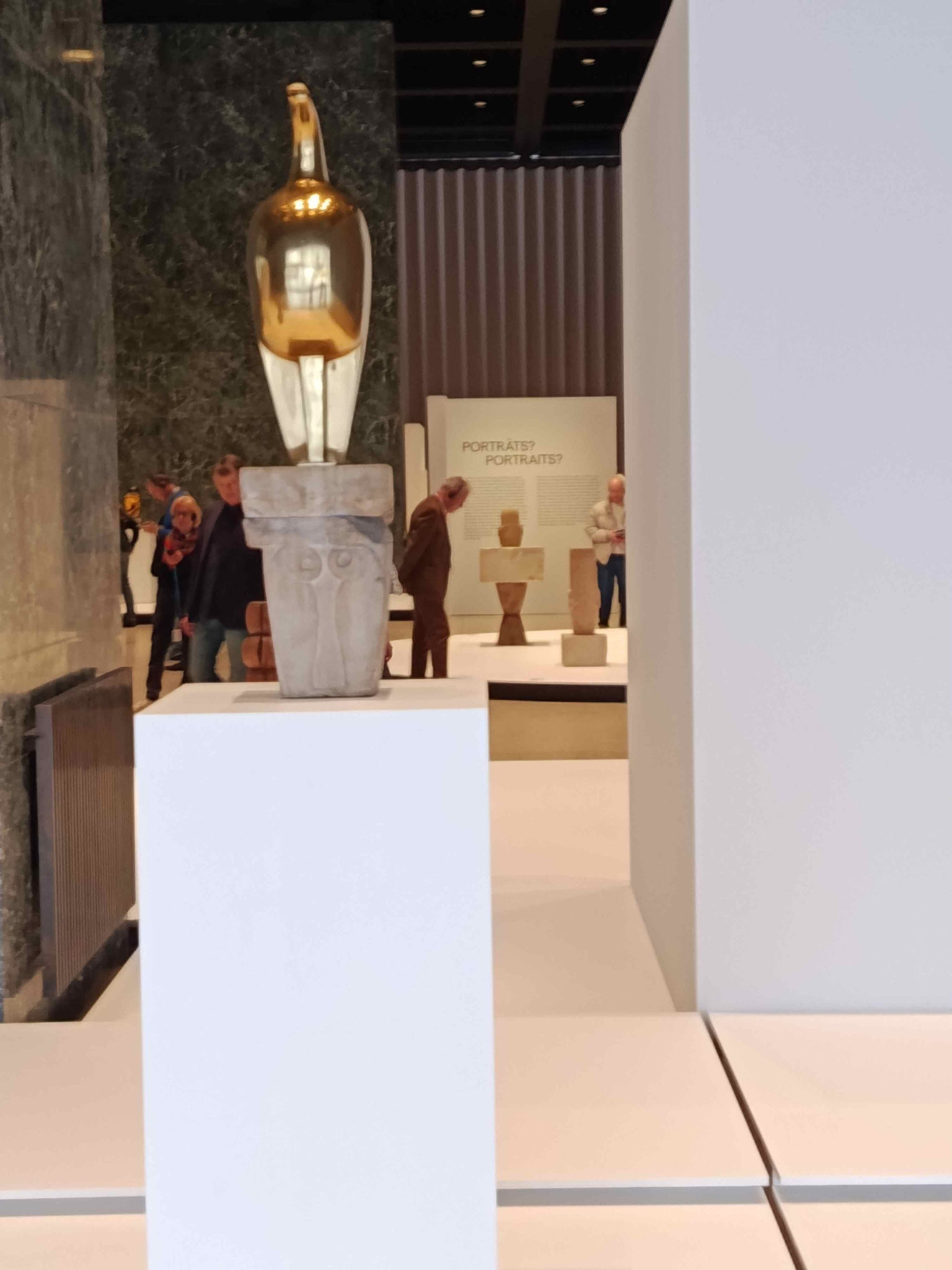 Constantin Brancusi, Maiastra, Bronze auf Sockel aus Kalkstein, 1911, Centre Pompidou, Paris