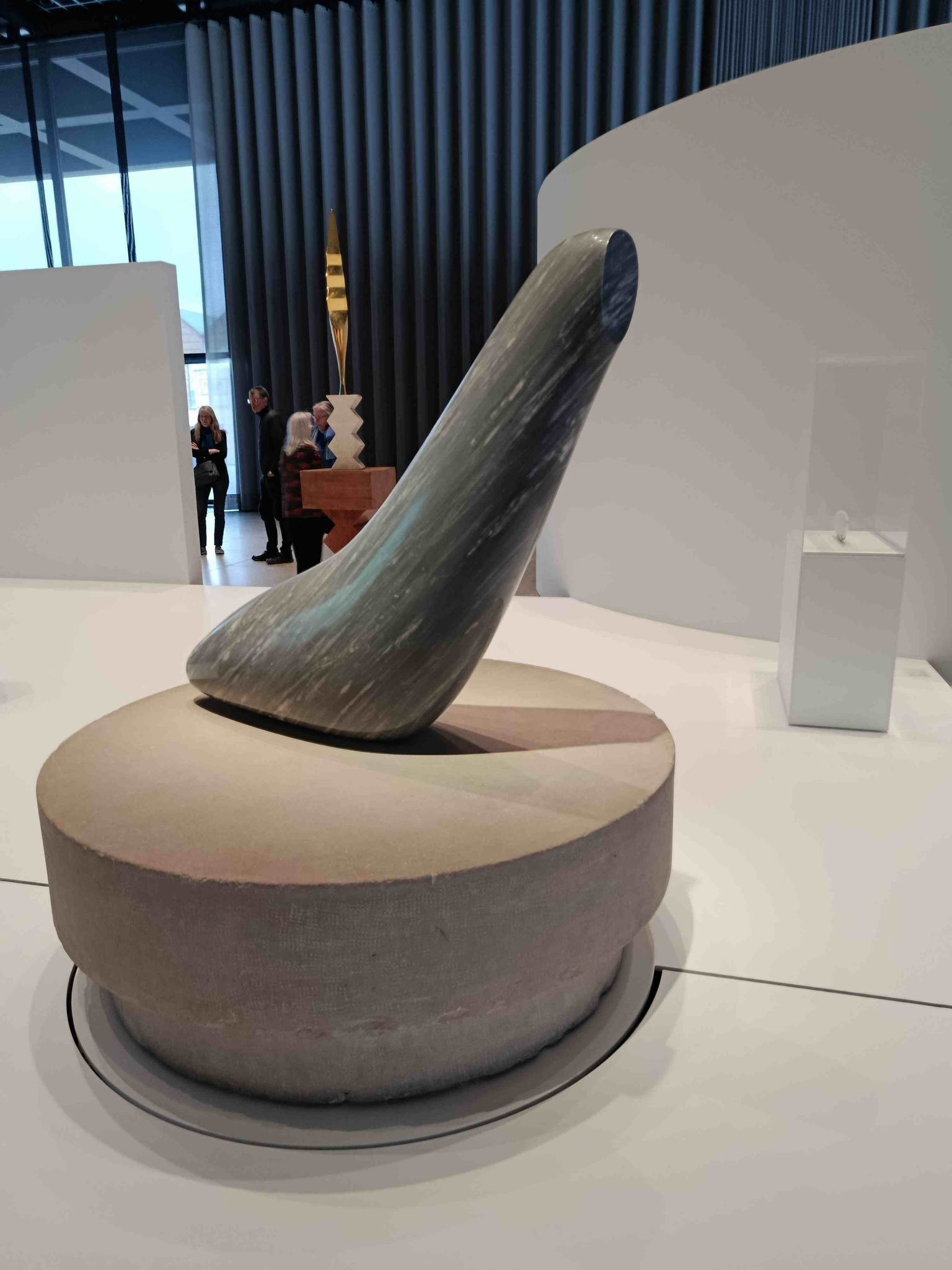 Constantin Brancusi, Seehund II (Seelöwe), dunkelblauer Marmor auf Sockel aus Stein, 1943,Centre Pompidou, Paris
