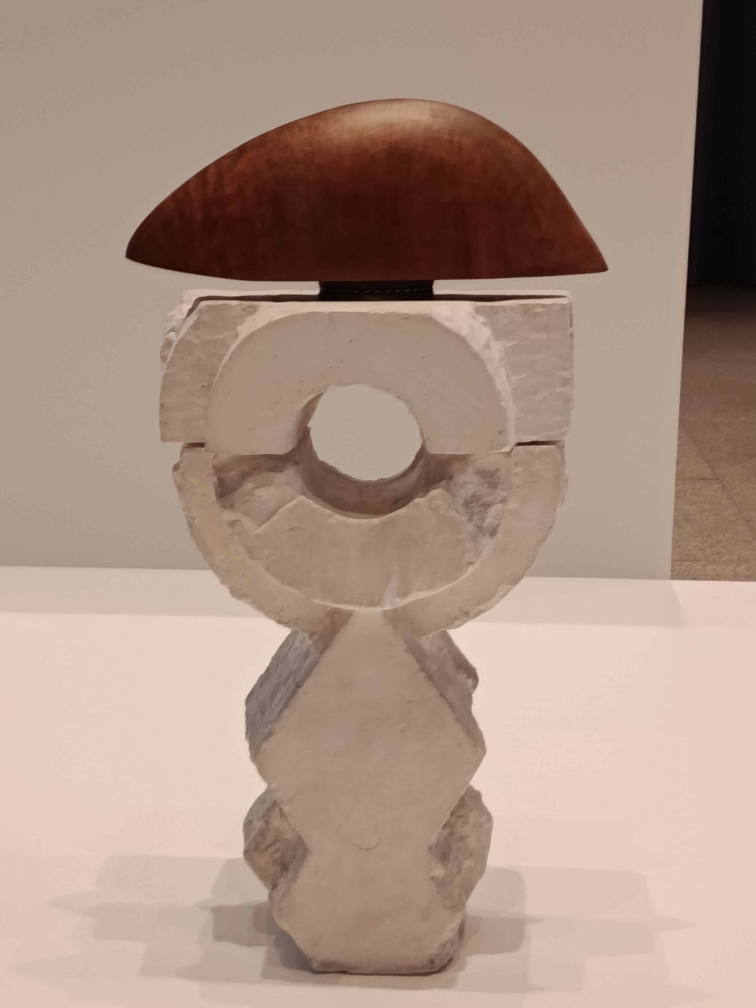 Constantin Brancusi, Nachttier, Ahornholz auf Sockel aus Gips, um 1930, Centre Pompidou, Paris