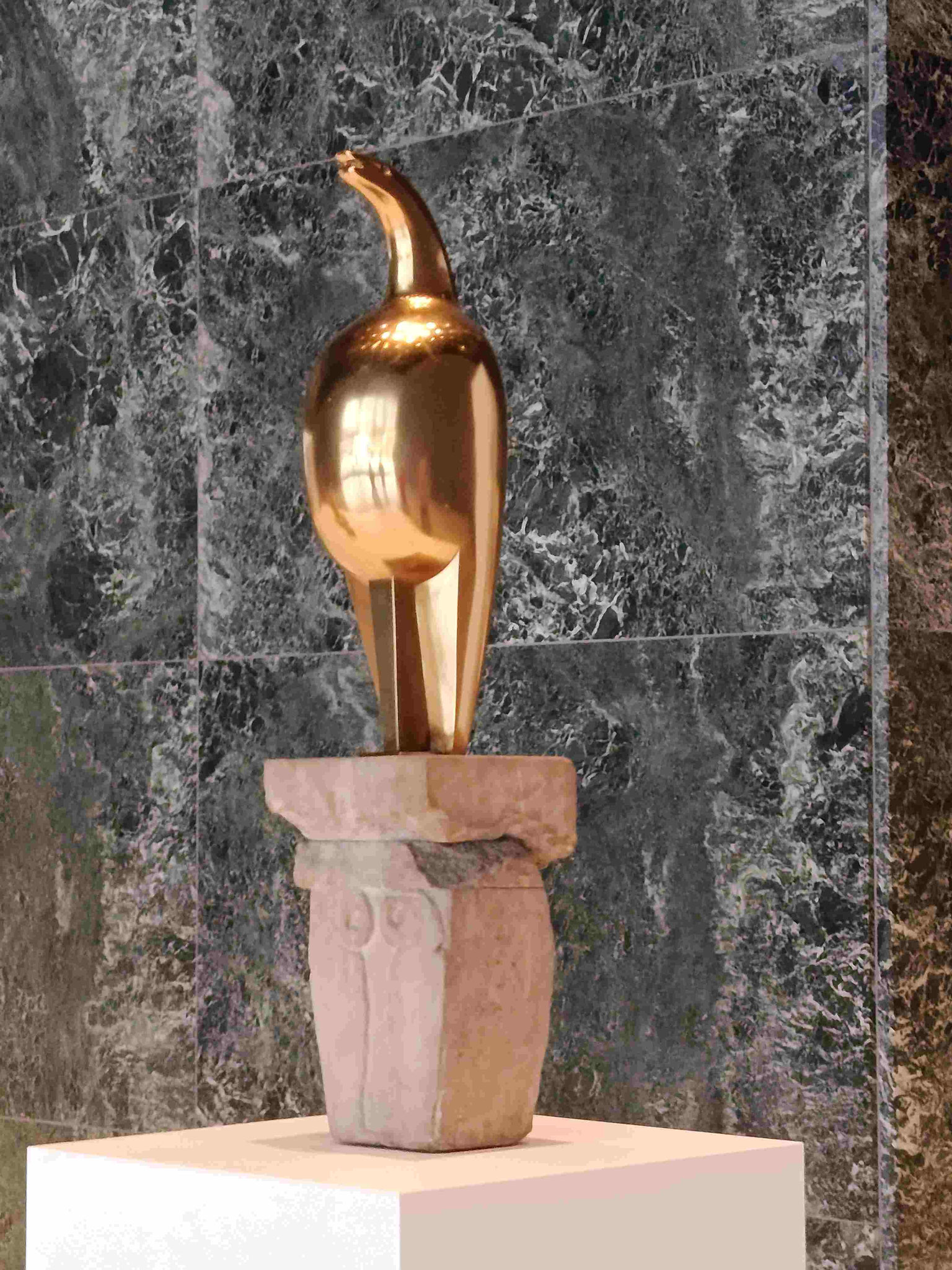 Constantin Brancusi, Maiastra, Bronze auf Sockel aus Kalkstein, 1911 Centre Pompidou, Paris