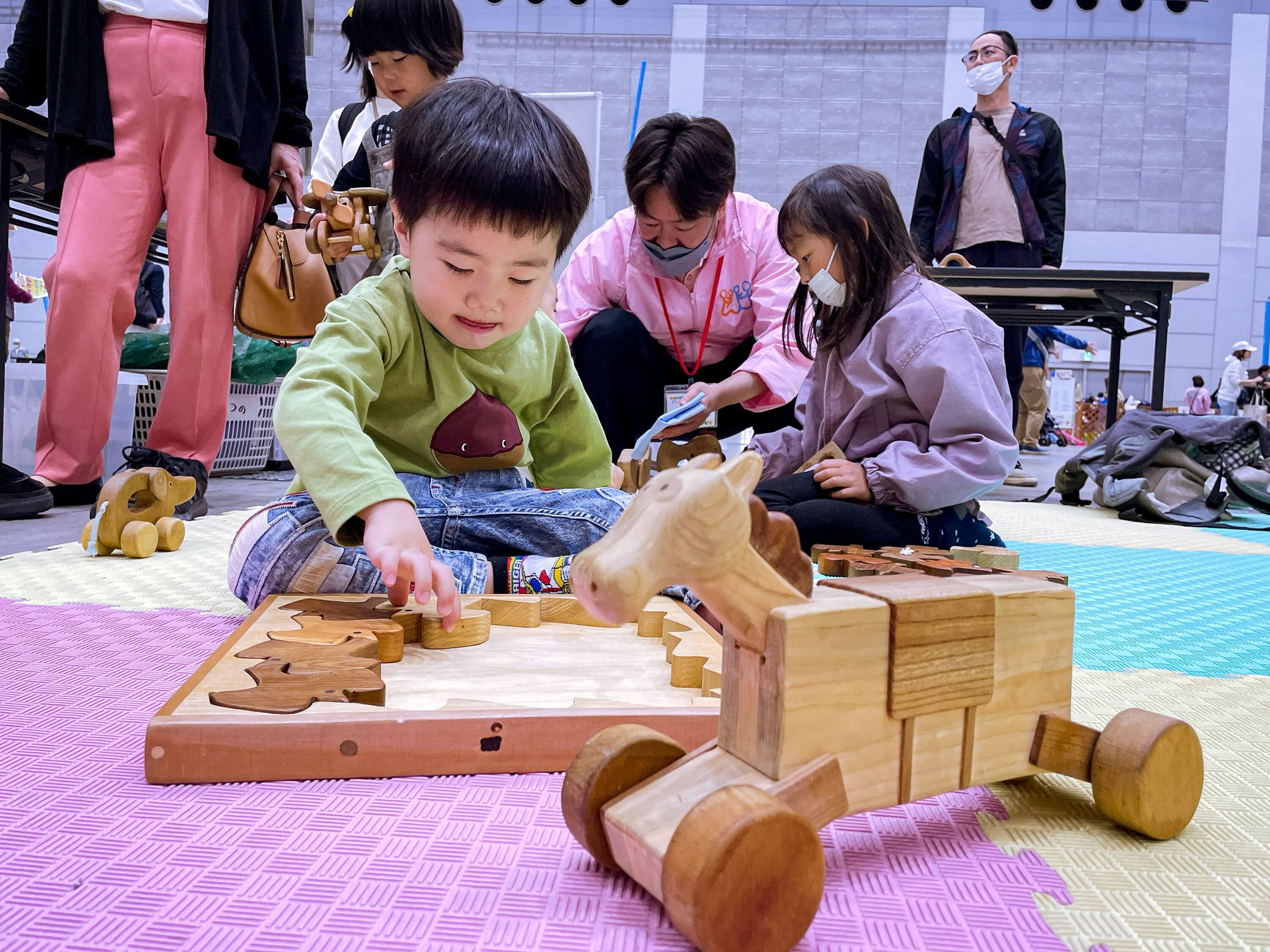 <div style=" font-size:10px; font-weight:bold;"> 『元気のもり』から遊具がやって来る！ </div>  <div style=" font-size:10px;">リトル・ママフェスタ限定のぷち体験で、親子で楽しいひと時をお過ごしください。  </div>
