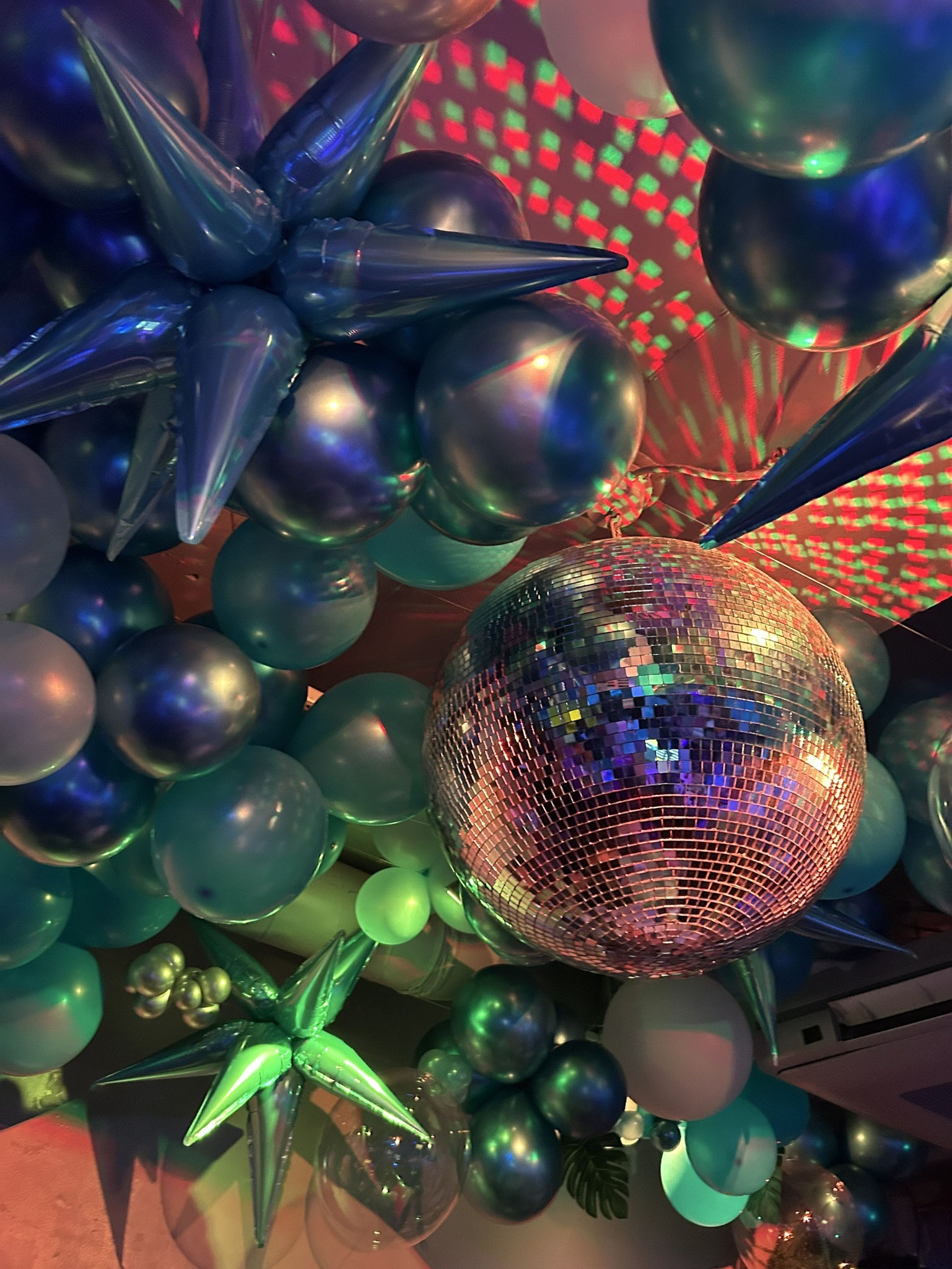 <div style=" font-size:10px; font-weight:bold;">@balloon_art_tokyo<br />Instagram(@balloon_art_tokyo) にて【子供だけでなく大人も楽しめるstylishでpopなballoons】を発信するballoon boy達。 誕生日や記念日にぴったりなインパクト抜群の大きな花束からイベント装飾まで、様々なご依頼に柔軟に対応可能。 特別な日に特別な人へ特別なballoonsを</div>