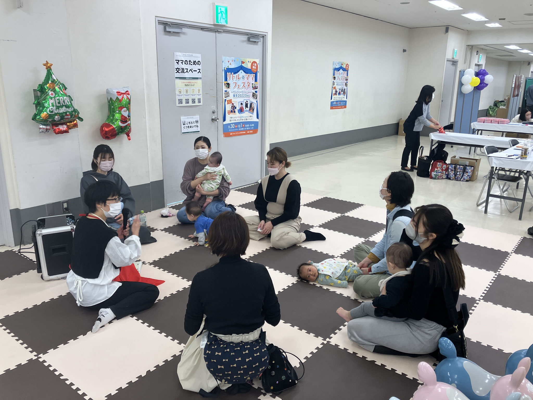 <div style=" font-size:10px; font-weight:bold;"> 子育て座談会(両日) <br /> 【開催時間】<産後ファミリー向け>11:45〜<br /> <マタニティファミリー向け>14:15〜</div>