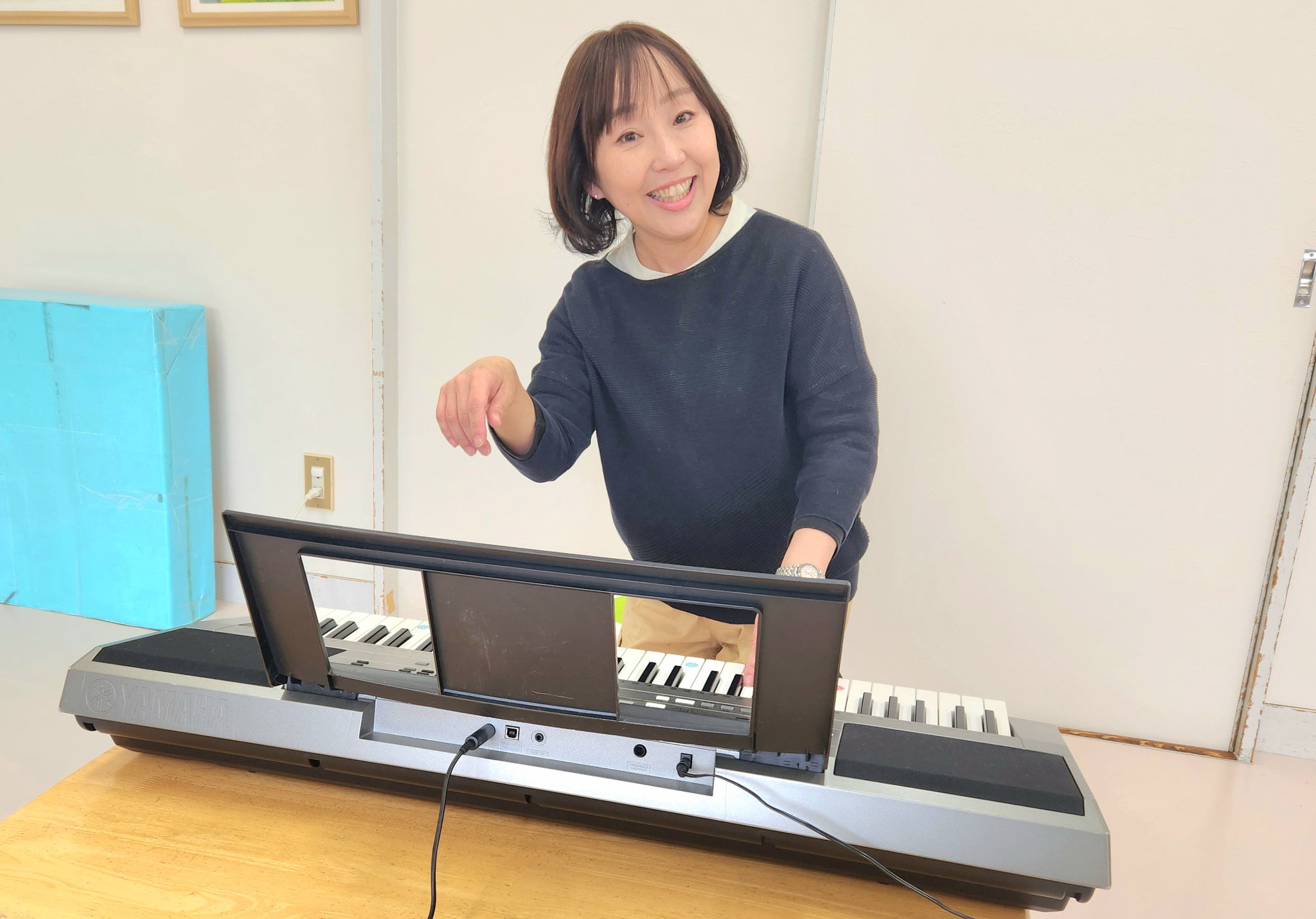 <div style=" font-size:10px; font-weight:bold;"> 【12：15〜】親子ふれあいリトミック♪〜遊びの中から豊かな心を〜 </div>  <div style=" font-size:10px;">  小笠原　麻理子 <br> "音楽に合わせていっぱい体を動かして、たくさんの楽しい♪気持ちいい♪を感じましょう。 親子で触れ合う遊びの時間から、音感・リズム感を得ていきます。さあ、みんなで心も体もニコニコ・ぽかぽかしましょう！" </div>