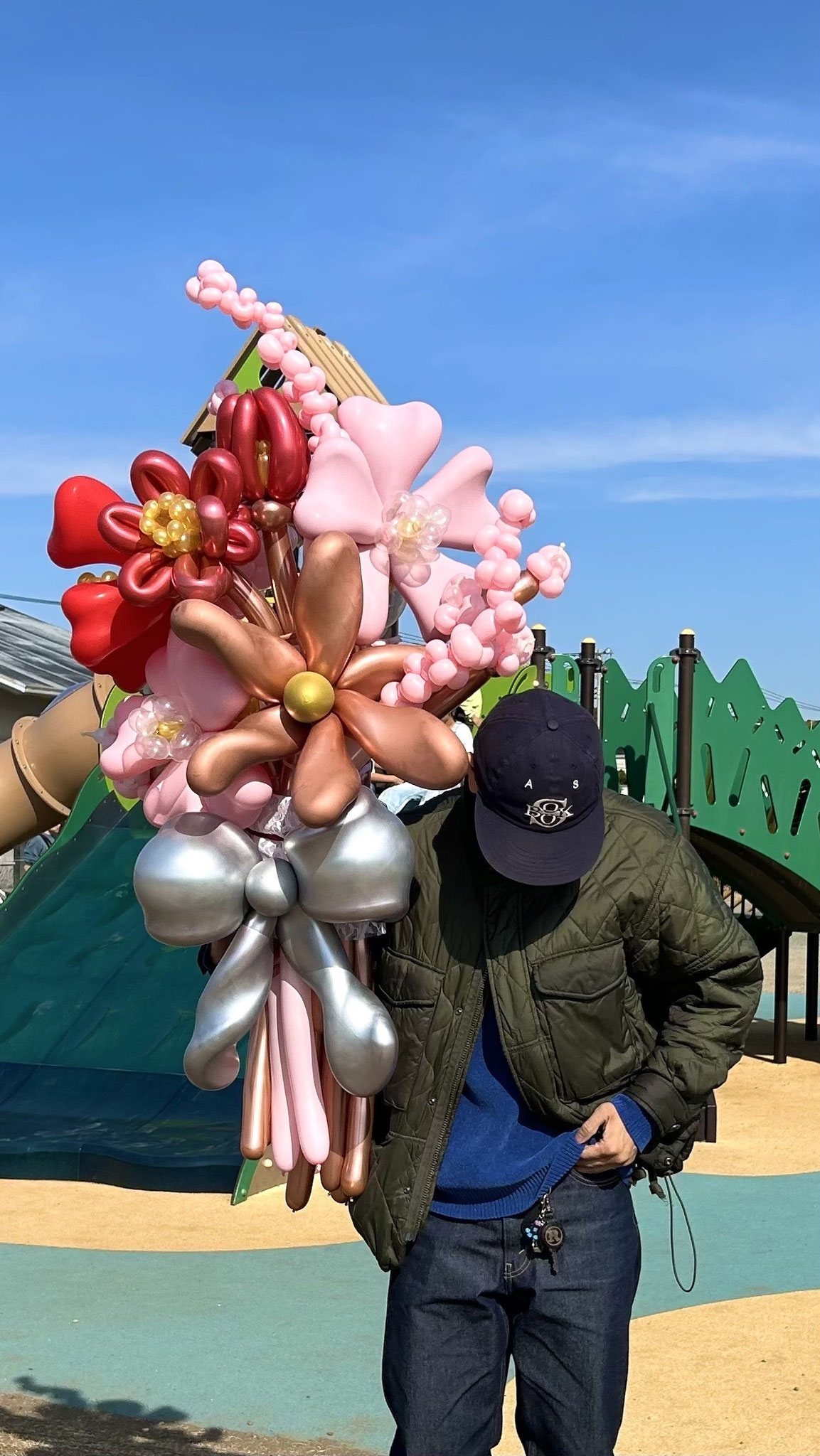 <div style=" font-size:10px; font-weight:bold;">@balloon_art_tokyo<br />Instagram(@balloon_art_tokyo) にて【子供だけでなく大人も楽しめるstylishでpopなballoons】を発信するballoon boy達。 誕生日や記念日にぴったりなインパクト抜群の大きな花束からイベント装飾まで、様々なご依頼に柔軟に対応可能。 特別な日に特別な人へ特別なballoonsを</div>