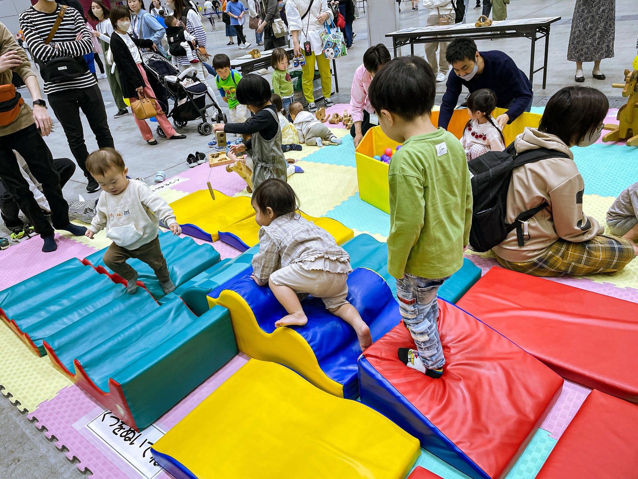 <div style=" font-size:10px; font-weight:bold;"> 『元気のもり』から遊具がやって来る！ </div>  <div style=" font-size:10px;">リトル・ママフェスタ限定のぷち体験で、親子で楽しいひと時をお過ごしください。  </div>