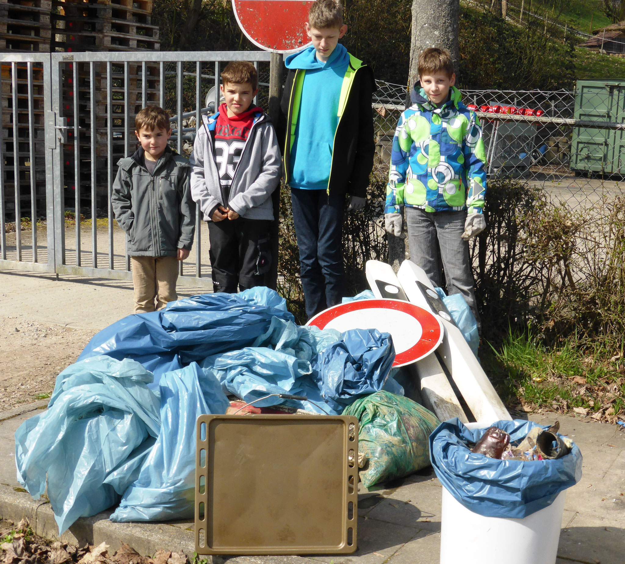 Kinder zeigen stolz ihre „Beute“