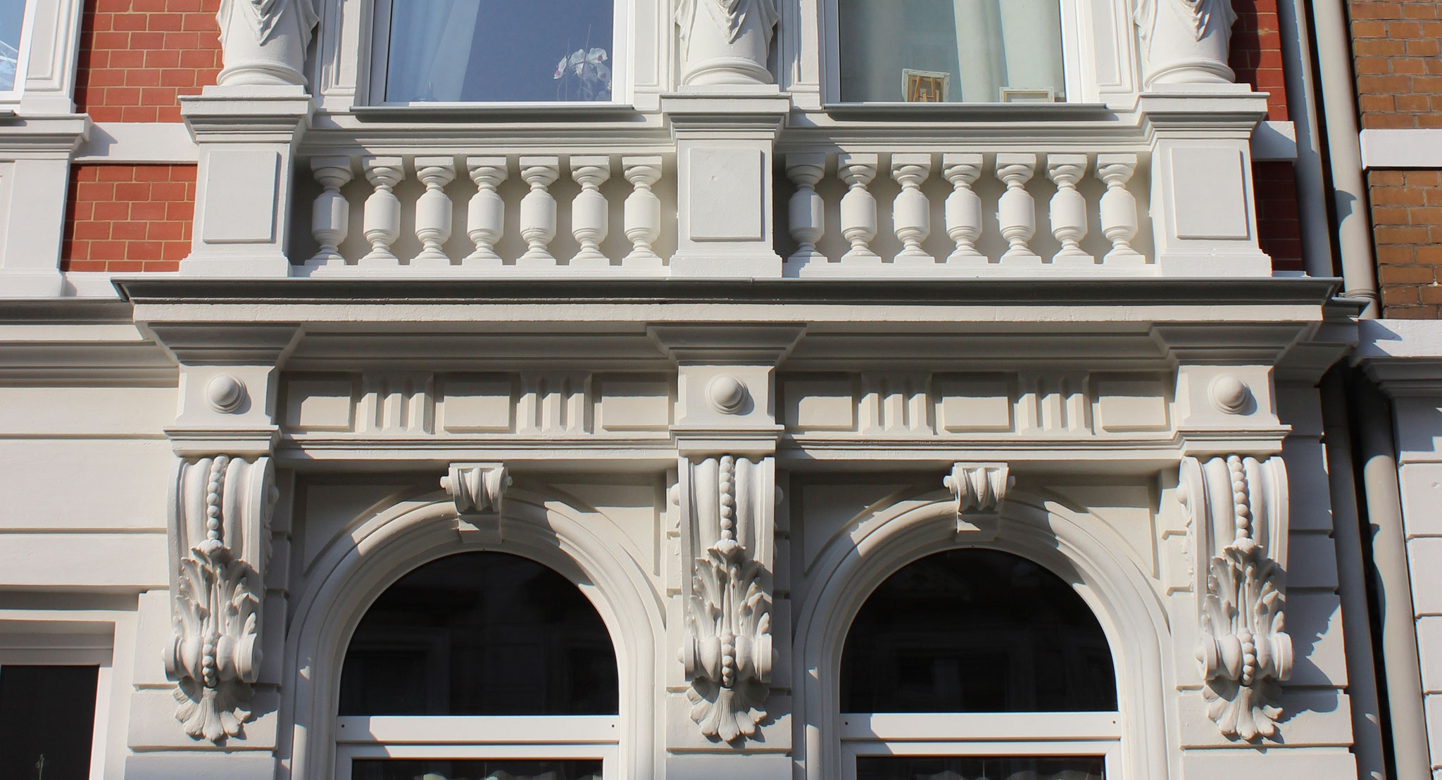 Restaurierte Stuck-, Putz- und Klinkerfassade; Anstrich mit KEIM Granital-System