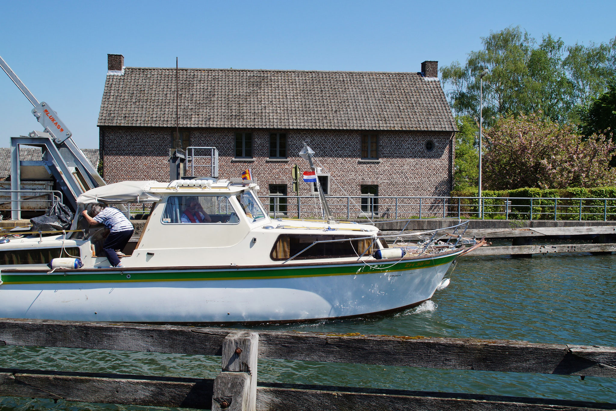 Bei einer kleinen Schleuse am Kanal