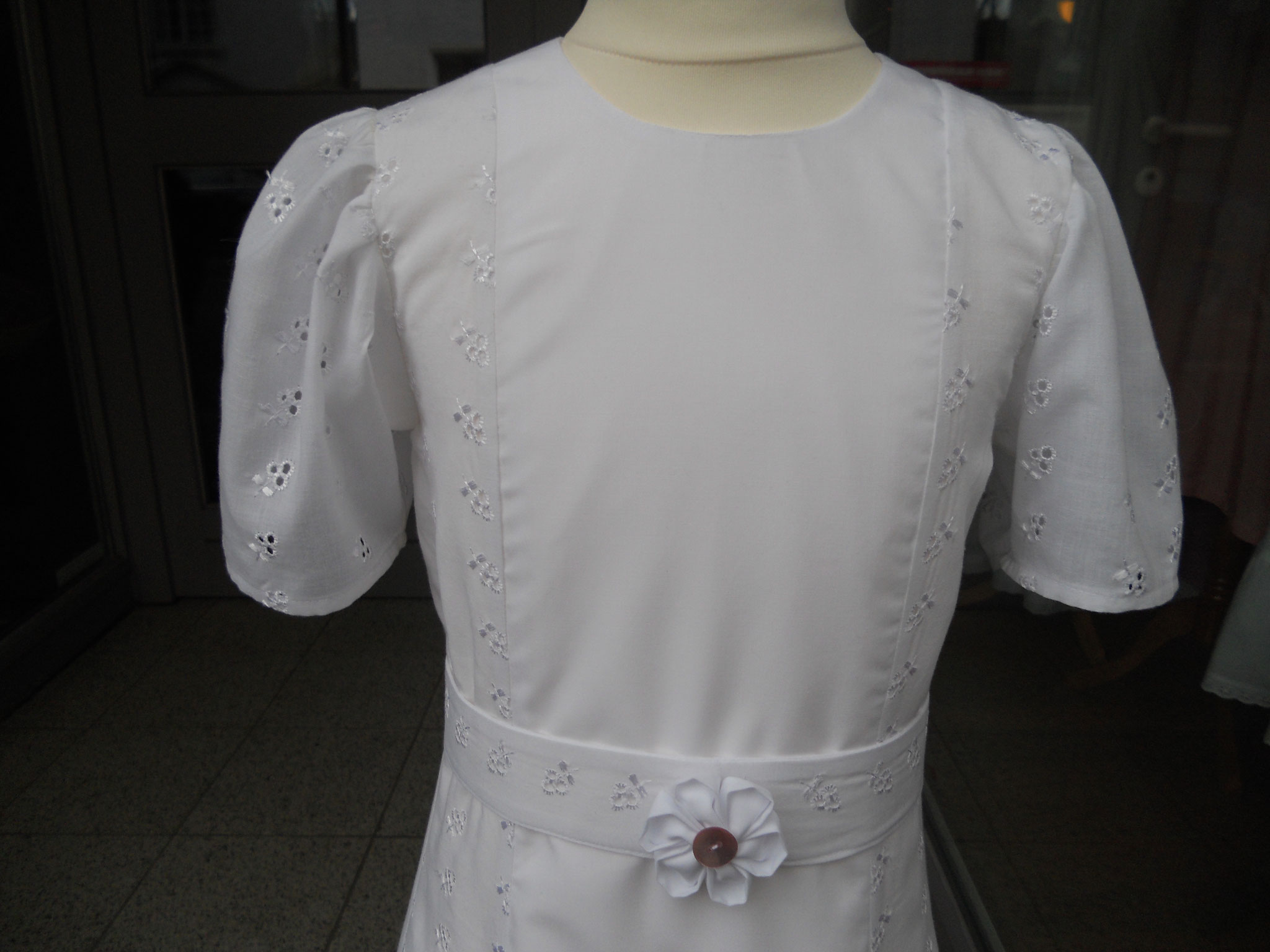 festliches Kleid, Kommunionkleid, Gr. 122, Gürtel in der Mitte versteift, Blume abnehmbar, 98 €