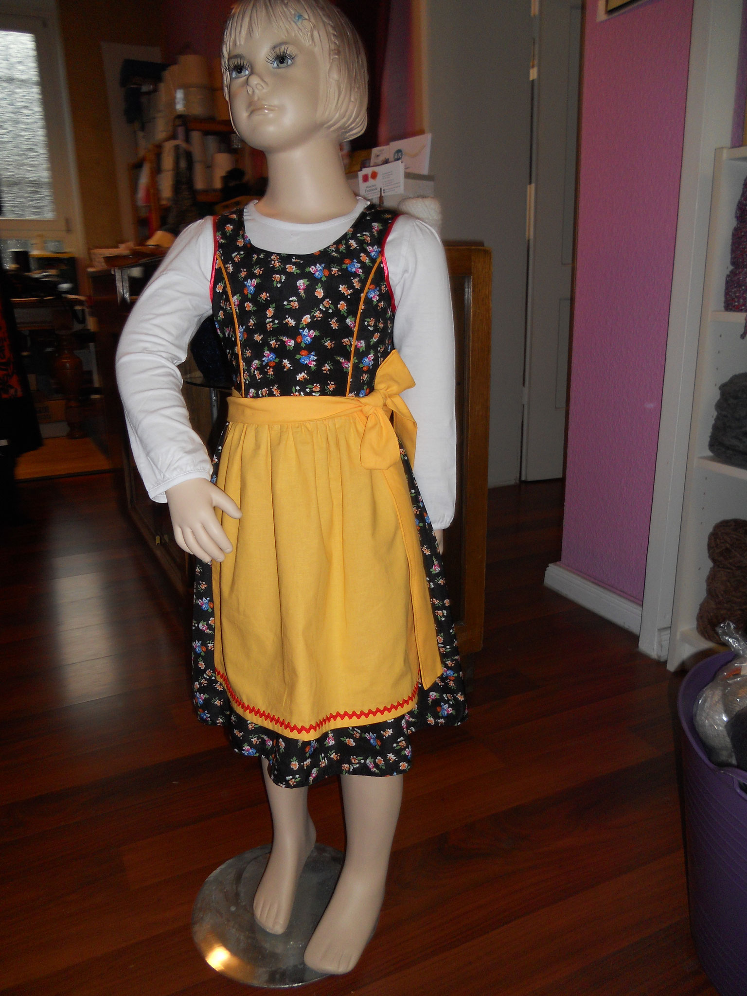 Kinderdirndl mit Schürze Gr. 116, Viscose und Baumwolle, 25€