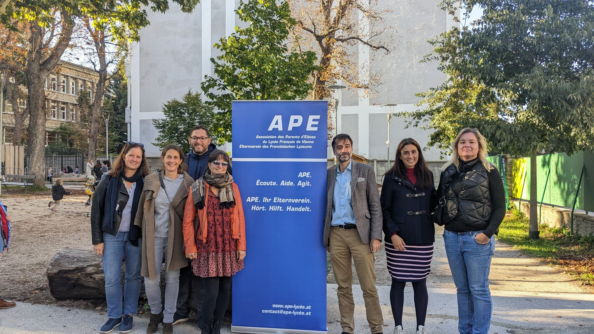 Equipe APE lors d'une animation dans la cour