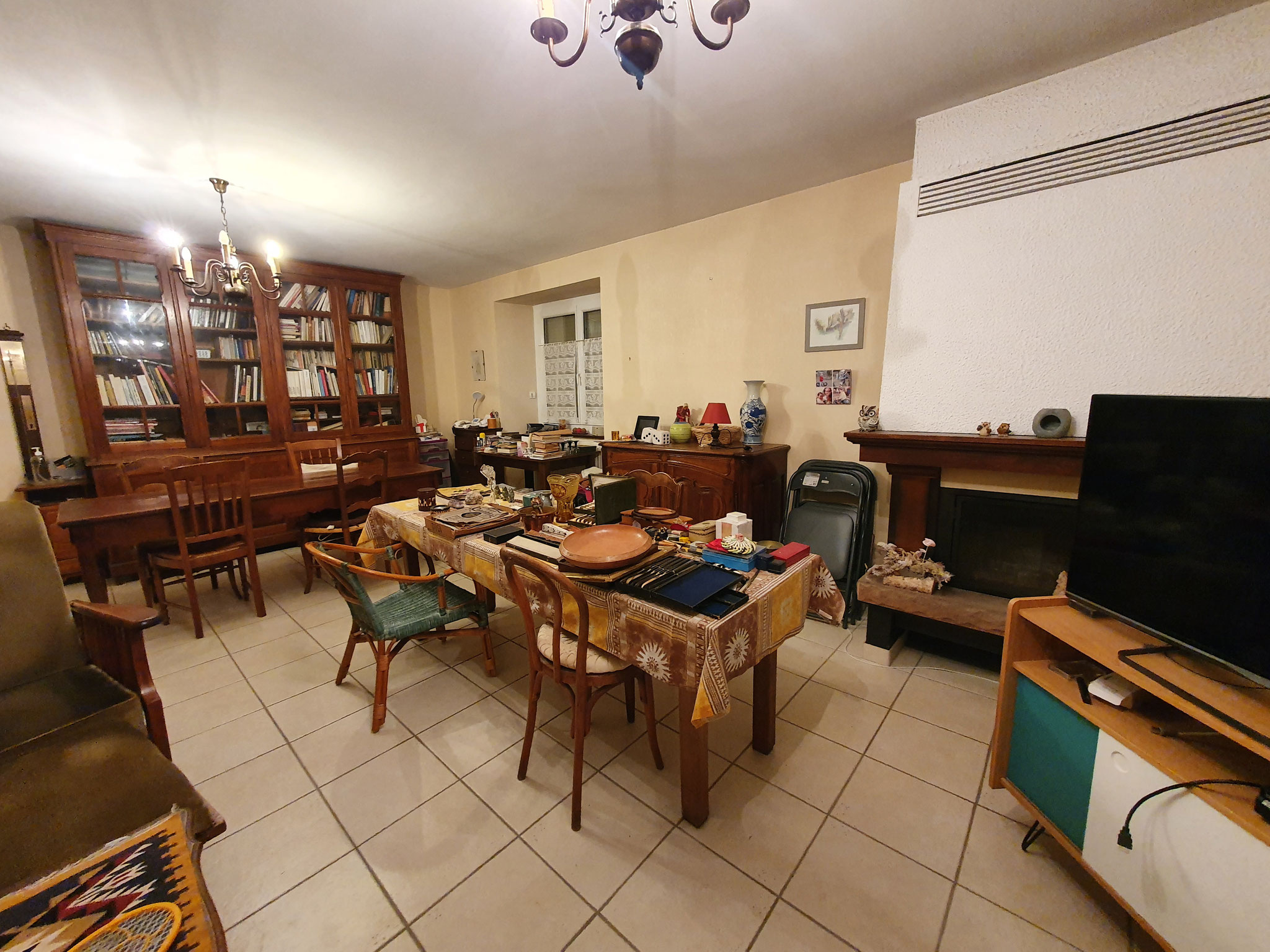 Débarras d'une maison à Besançon - Valorisation de meubles rustique et d'une belle bibliothèque début XXème