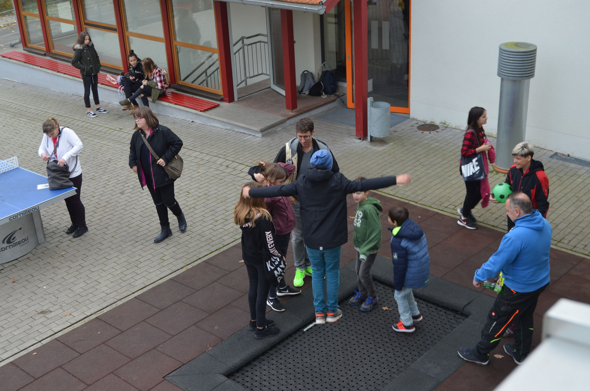 Nur gut, dass der Weg über den Schulhof am Trampolin vorbei führt.