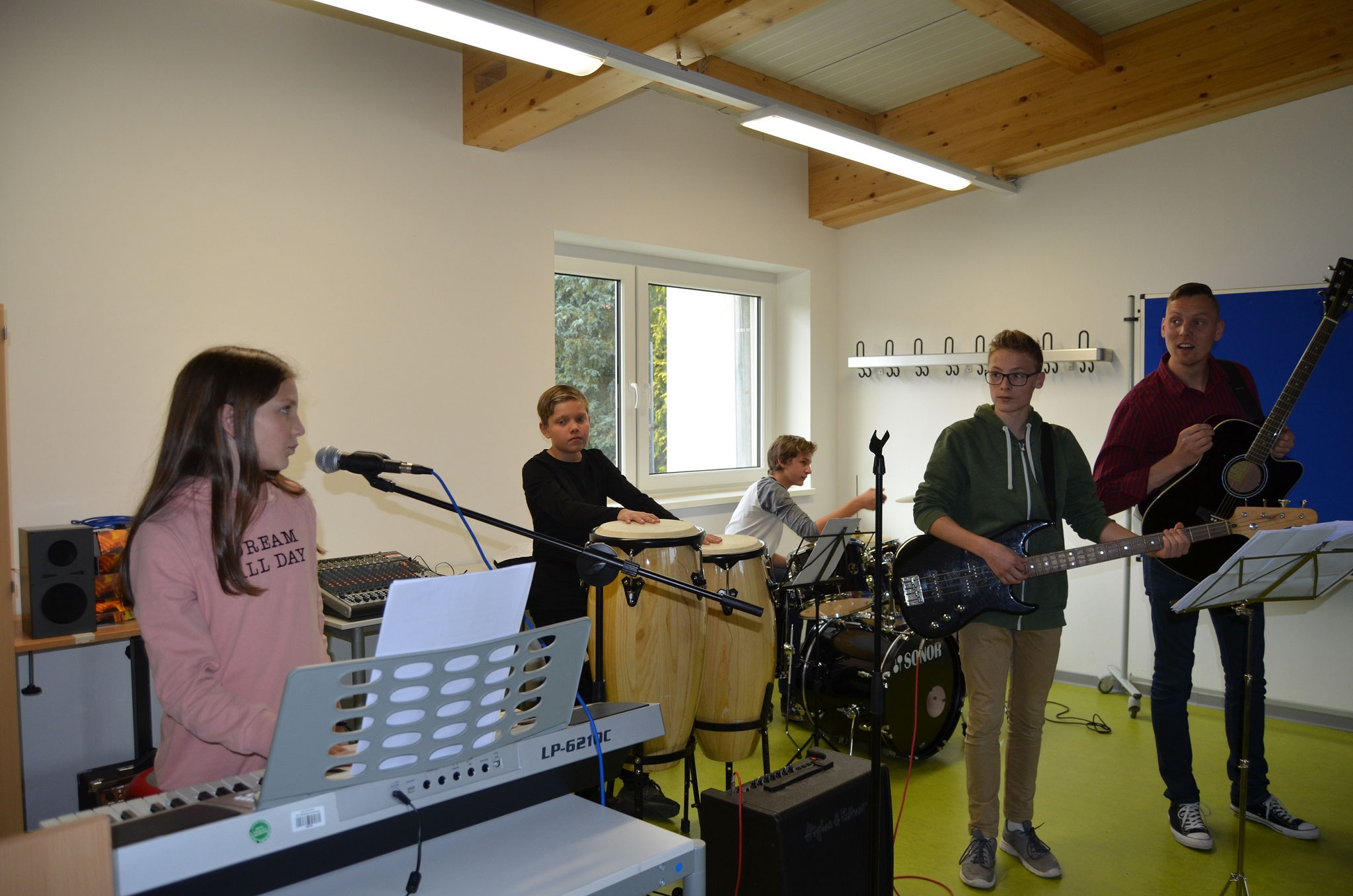 Alina, Felix, Raul und Joel werden vom Musiklehrer begleitet und gecoacht.