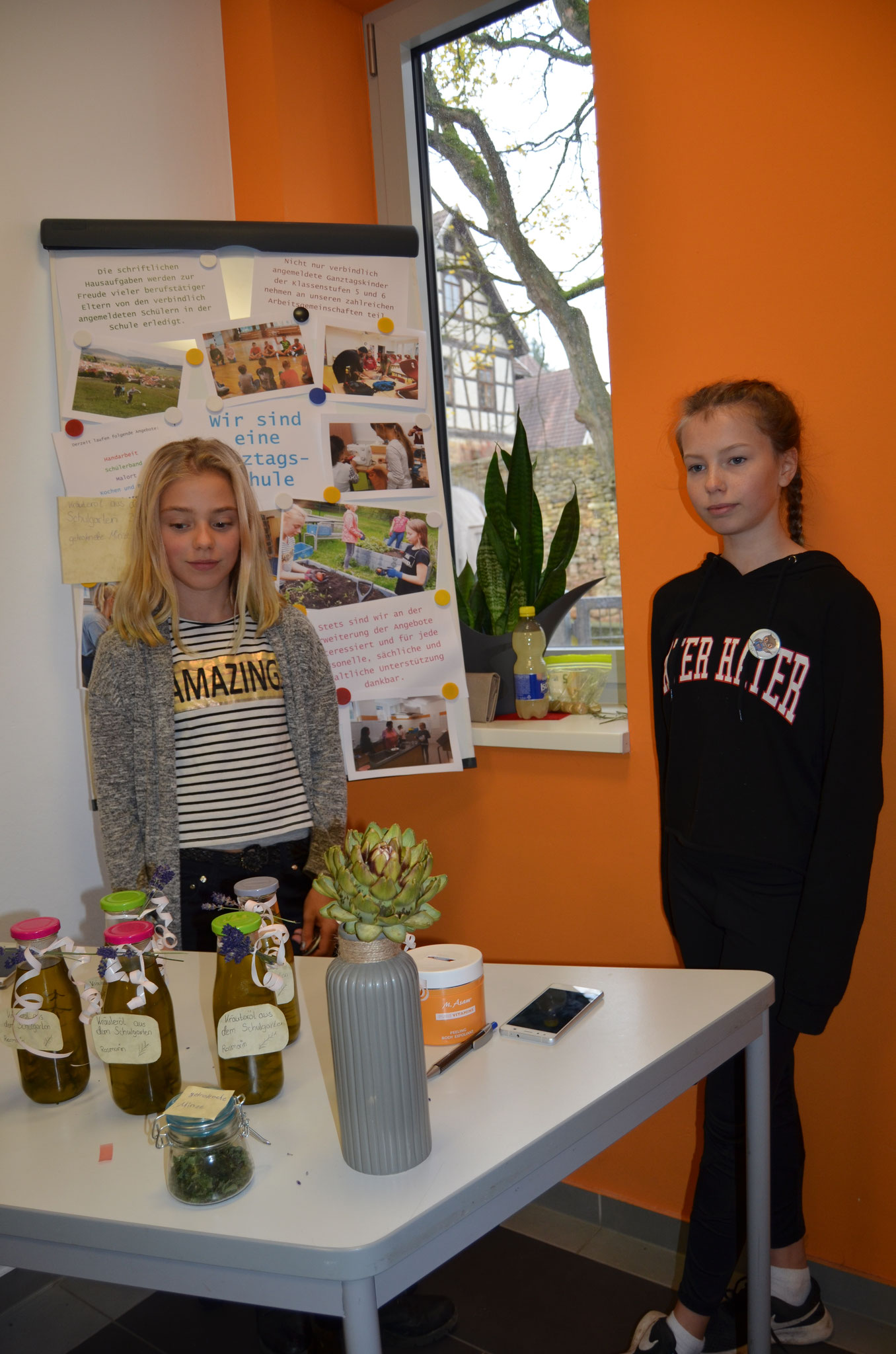 Laura und Nele haben sich über den Ganztag hinaus mit der Herstellung und Vermarktung des Kräuteröls mit Zutaten aus dem Schulgarten verdient gemacht. 