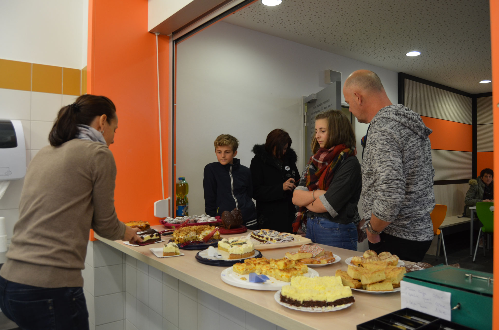 Die selbstgebackenen Kuchen der Eltern sind längst selbstverständlich zum Tag der Offenen Tür. 