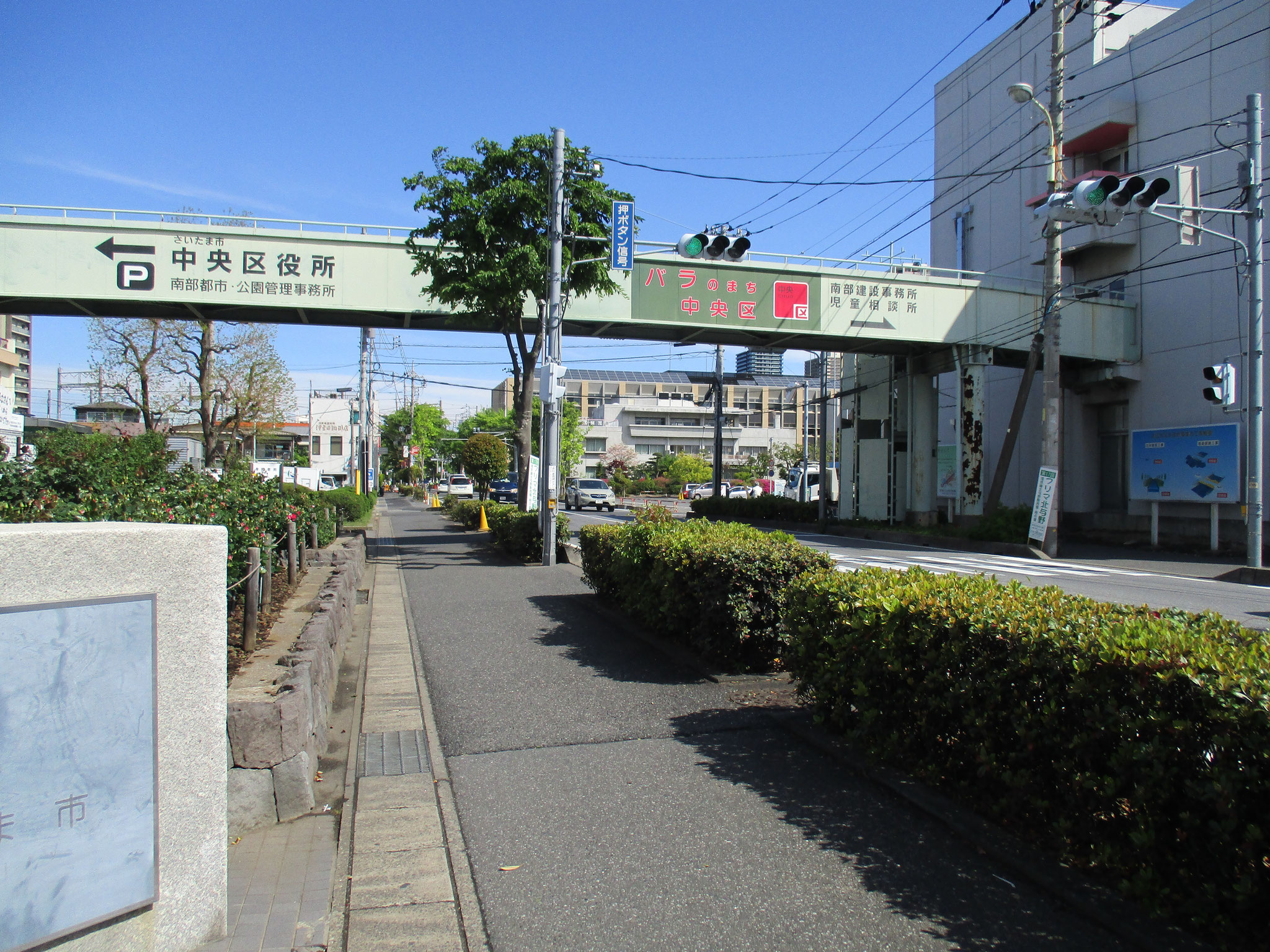 陸橋が見えてきます。