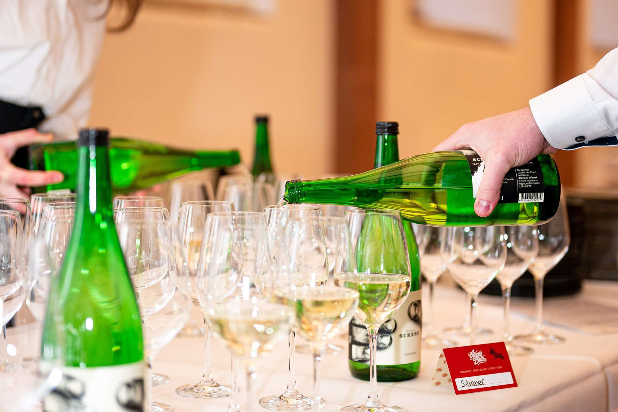 Weißwein-Ausschank bei Getränkeservice