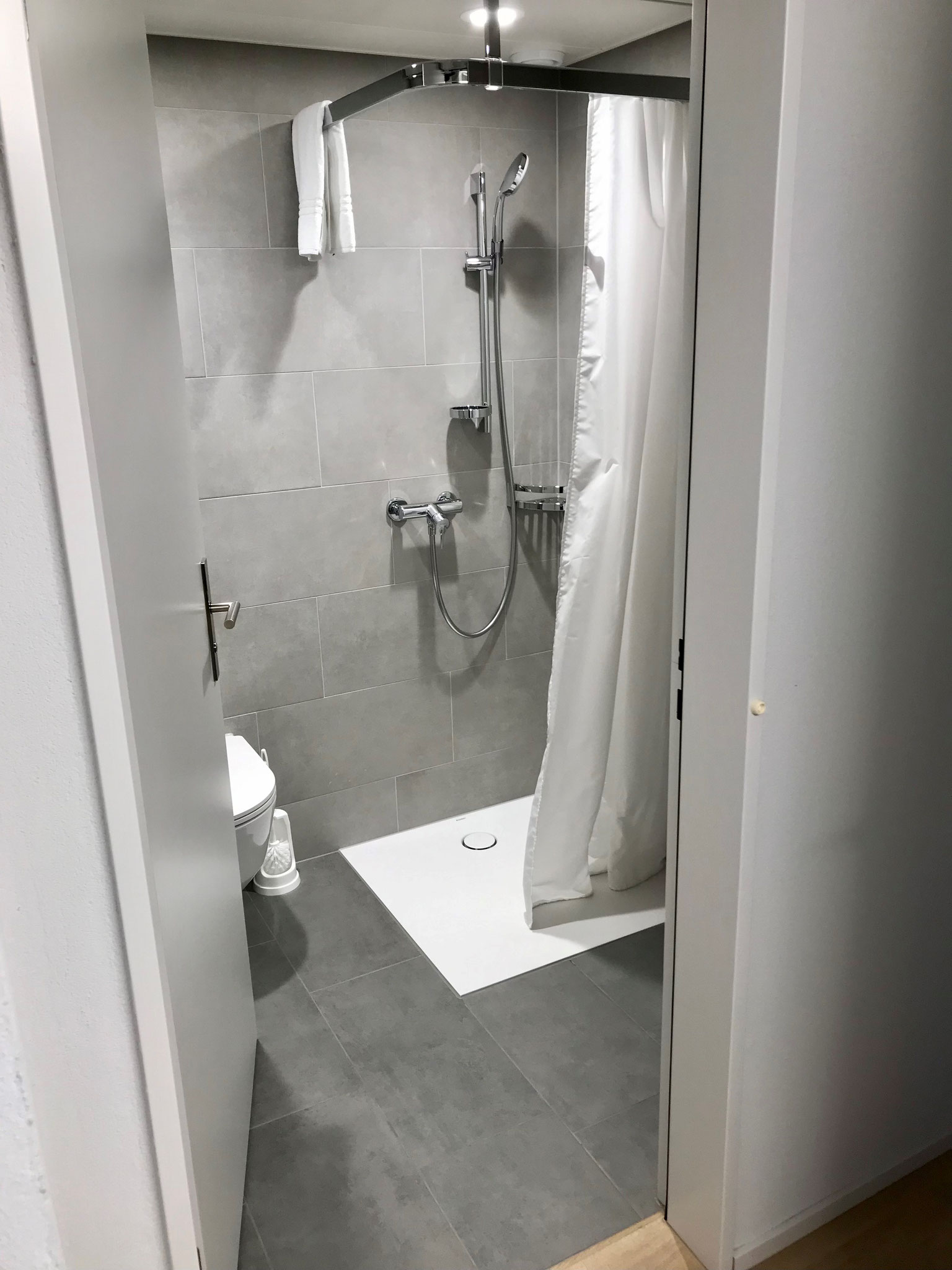 Toilette mit Dusche