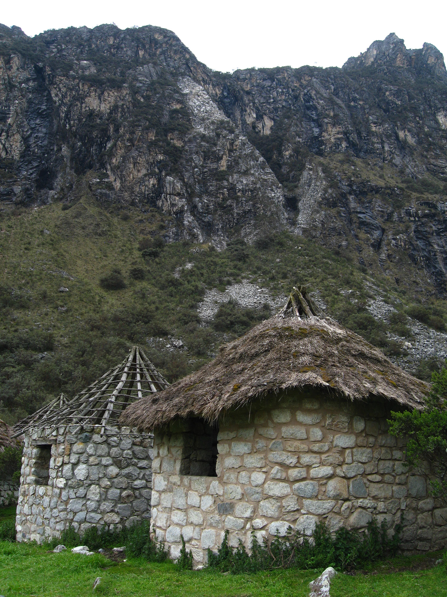 Maison de pierre dans les montagnes du Pérou