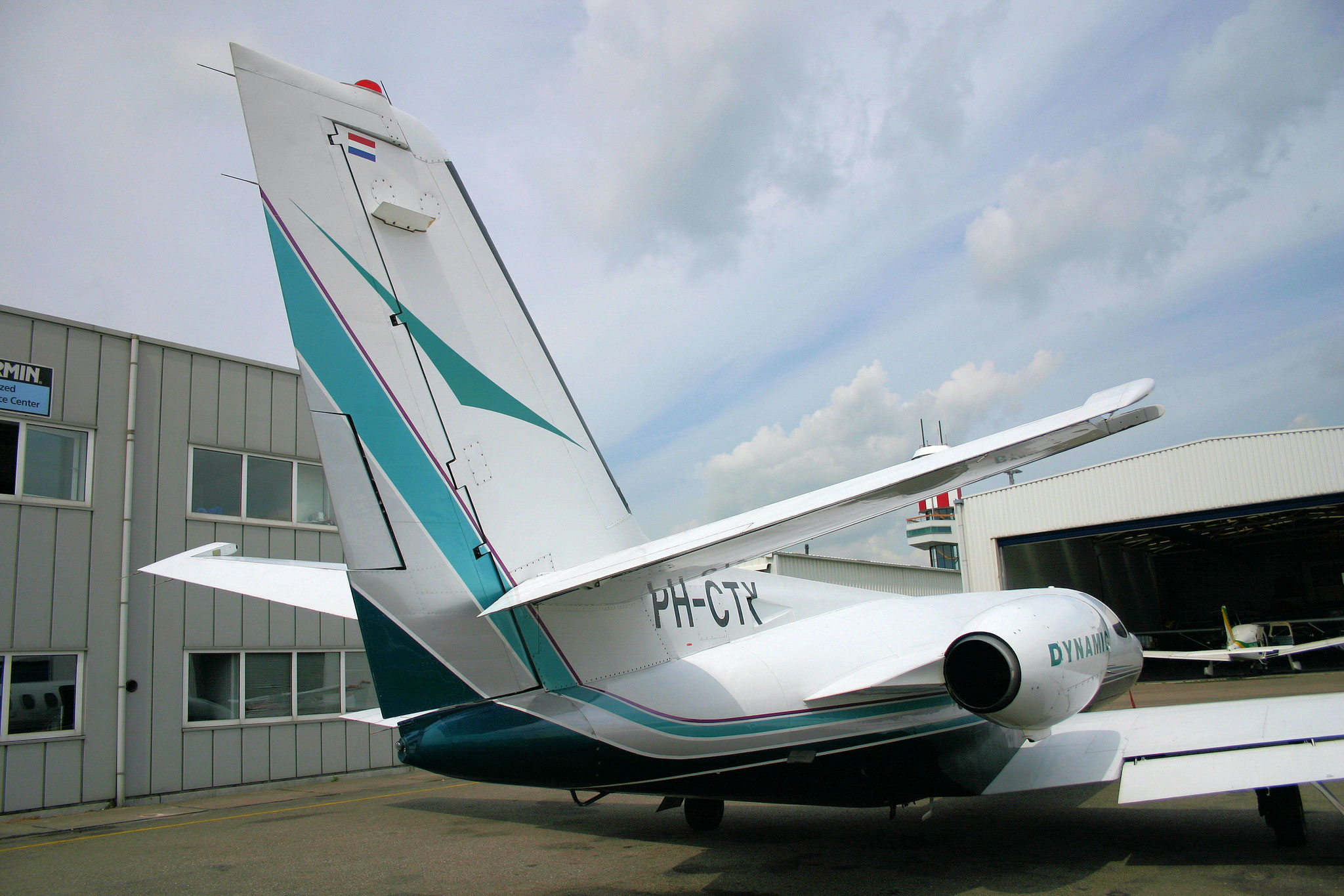 Flugzeug vor einer Wartungshalle