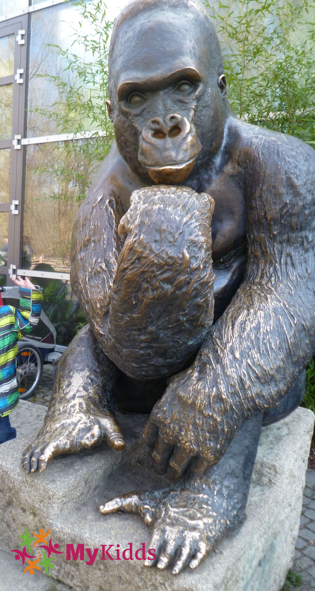 Gorilla aus Bronze