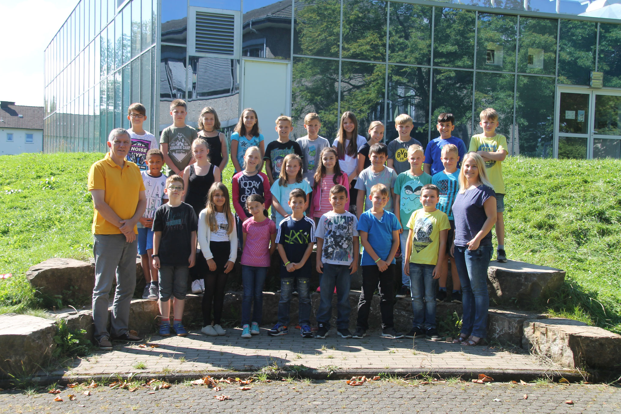 Klasse 5b: Klassenlehrer Frau Bäcker und Herr Schaaf