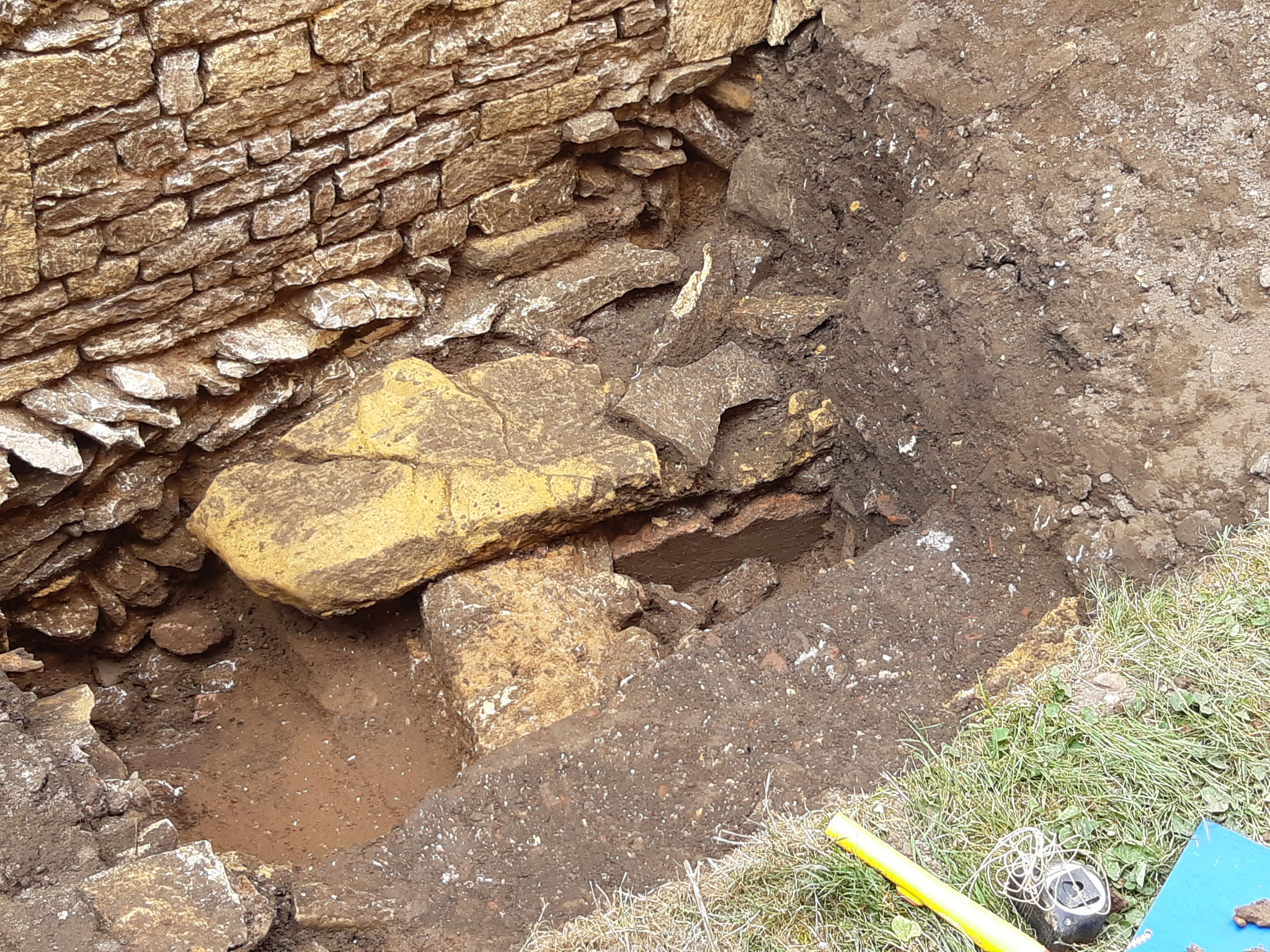 Ce mur est le vestige d'une pièce d'eau car il est recouvert d'un béton étanche