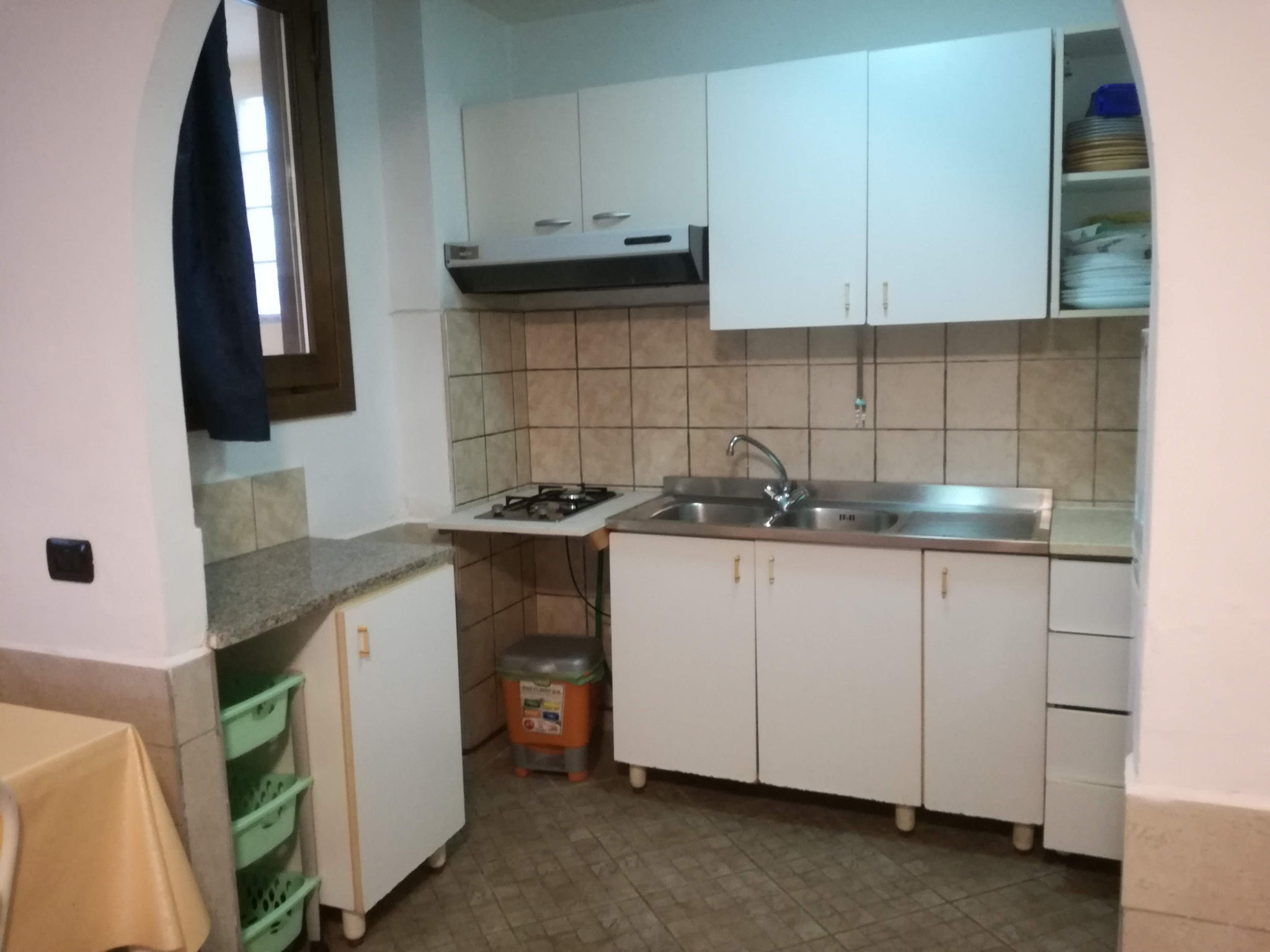 cucina a gas 2 fuochi (no forno), lavello, frigo, freezer, piani, pensili, stoviglie