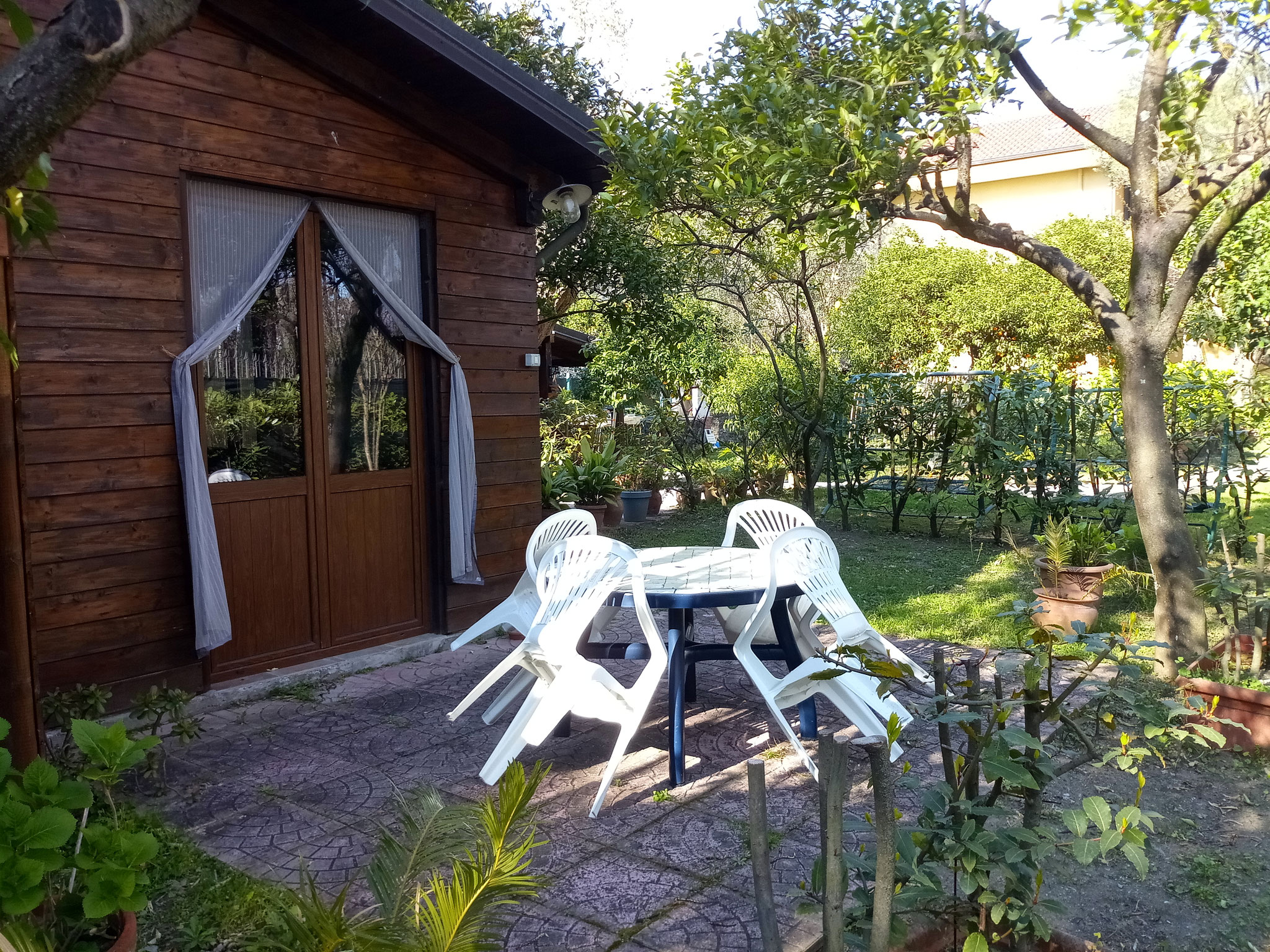 cortile esclusivo cn tavolo e sedie