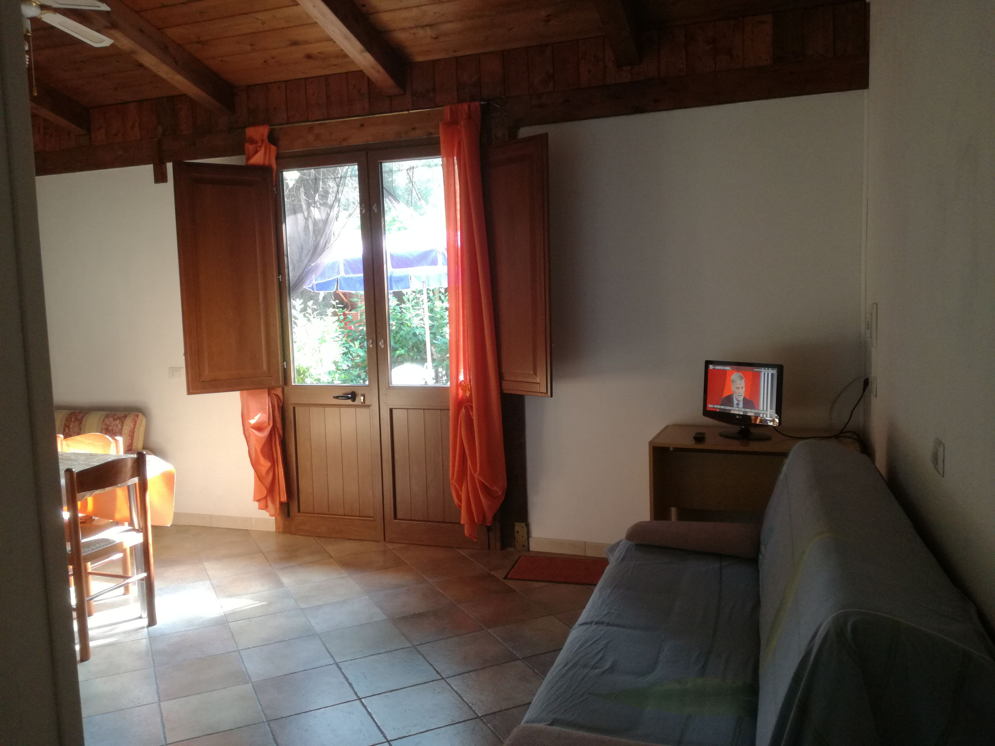 zona salotto con divano letto