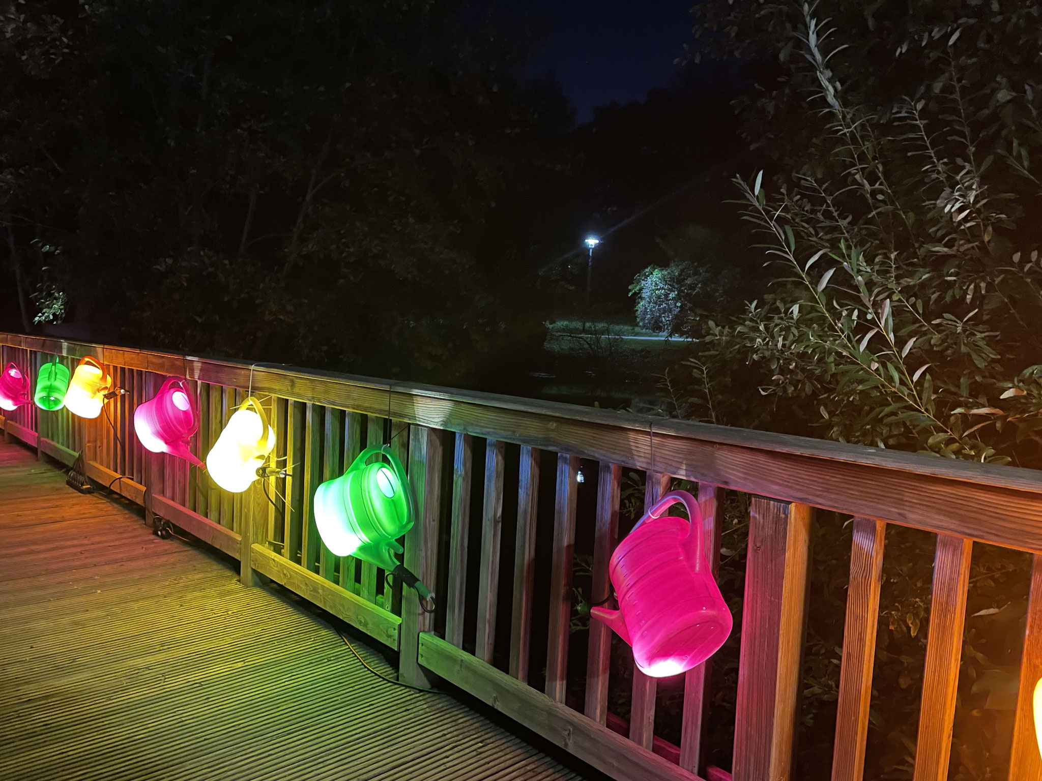 mit einem Picknick und  einer Lichtinstallation 