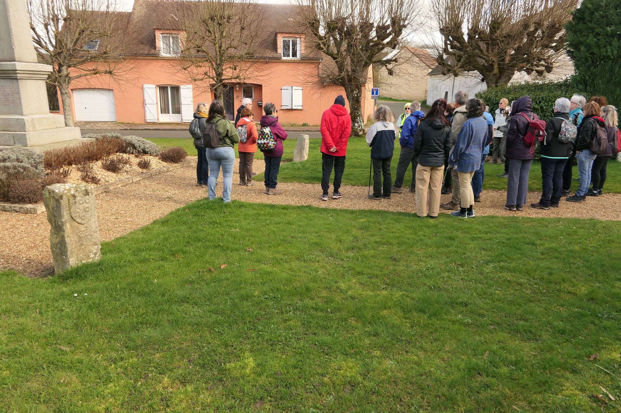 Devant la mairie d'Emancé
