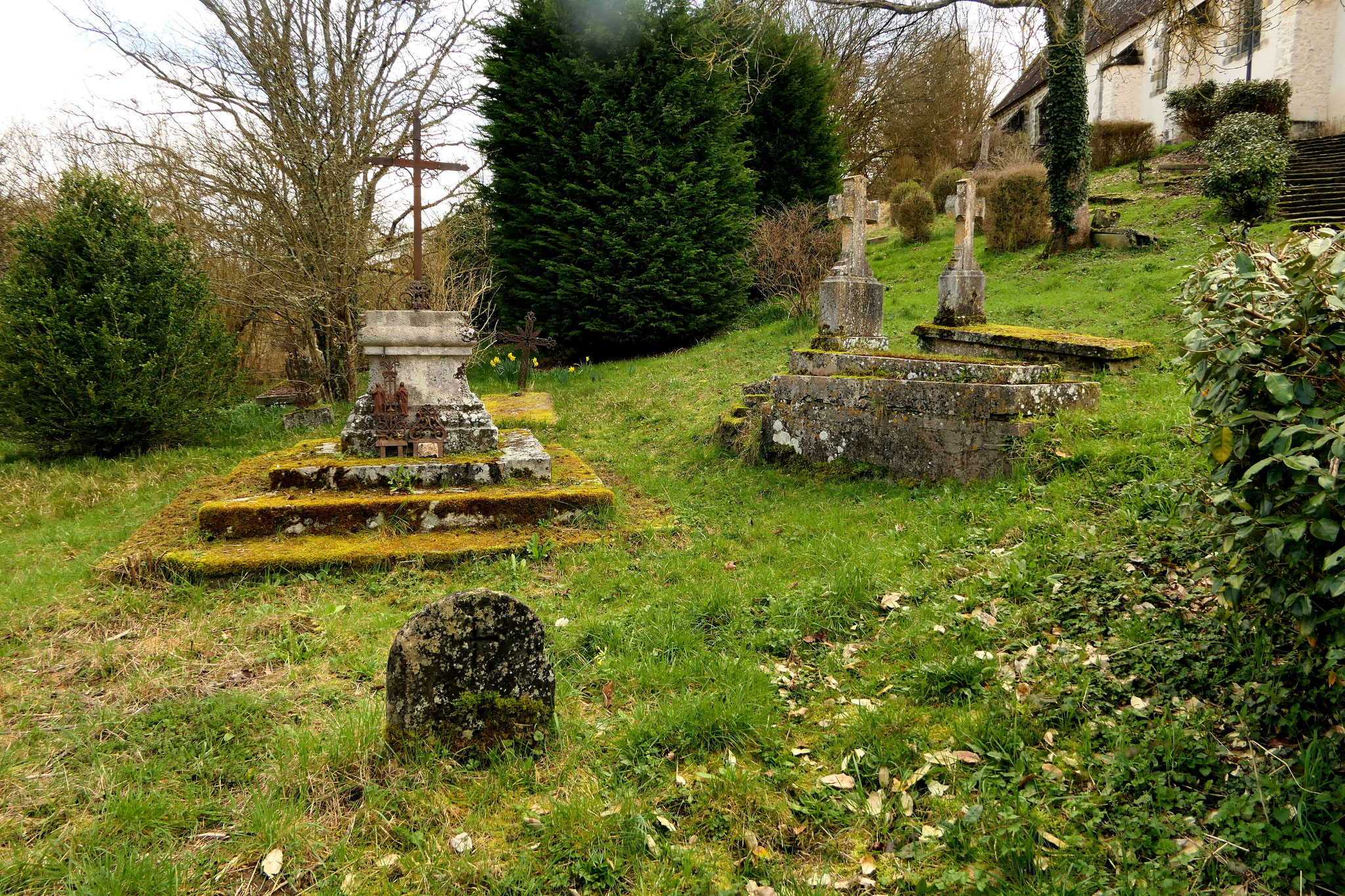 Ancien cimetière derrière l'église