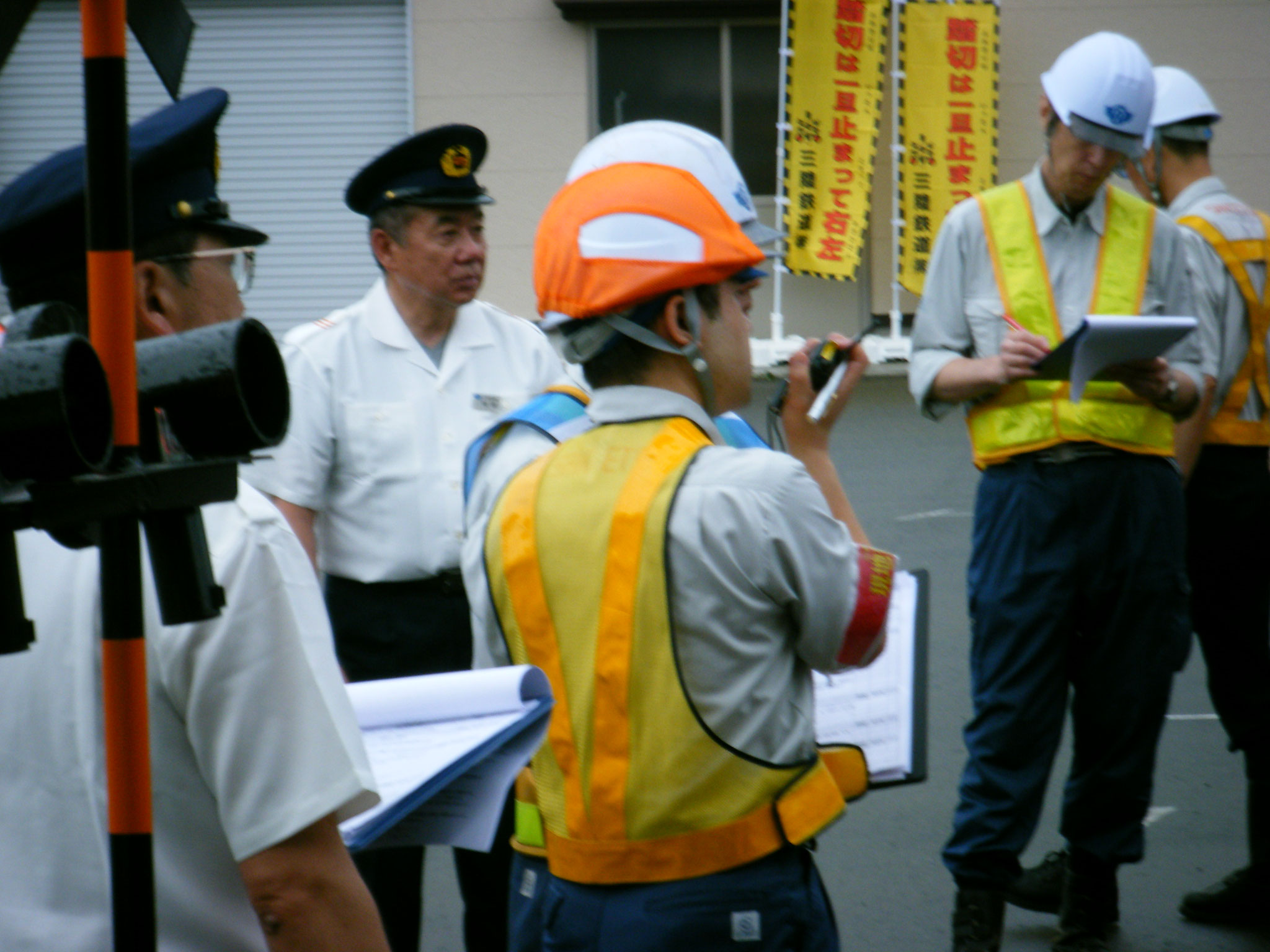 現地責任者が警察に対し状況説明