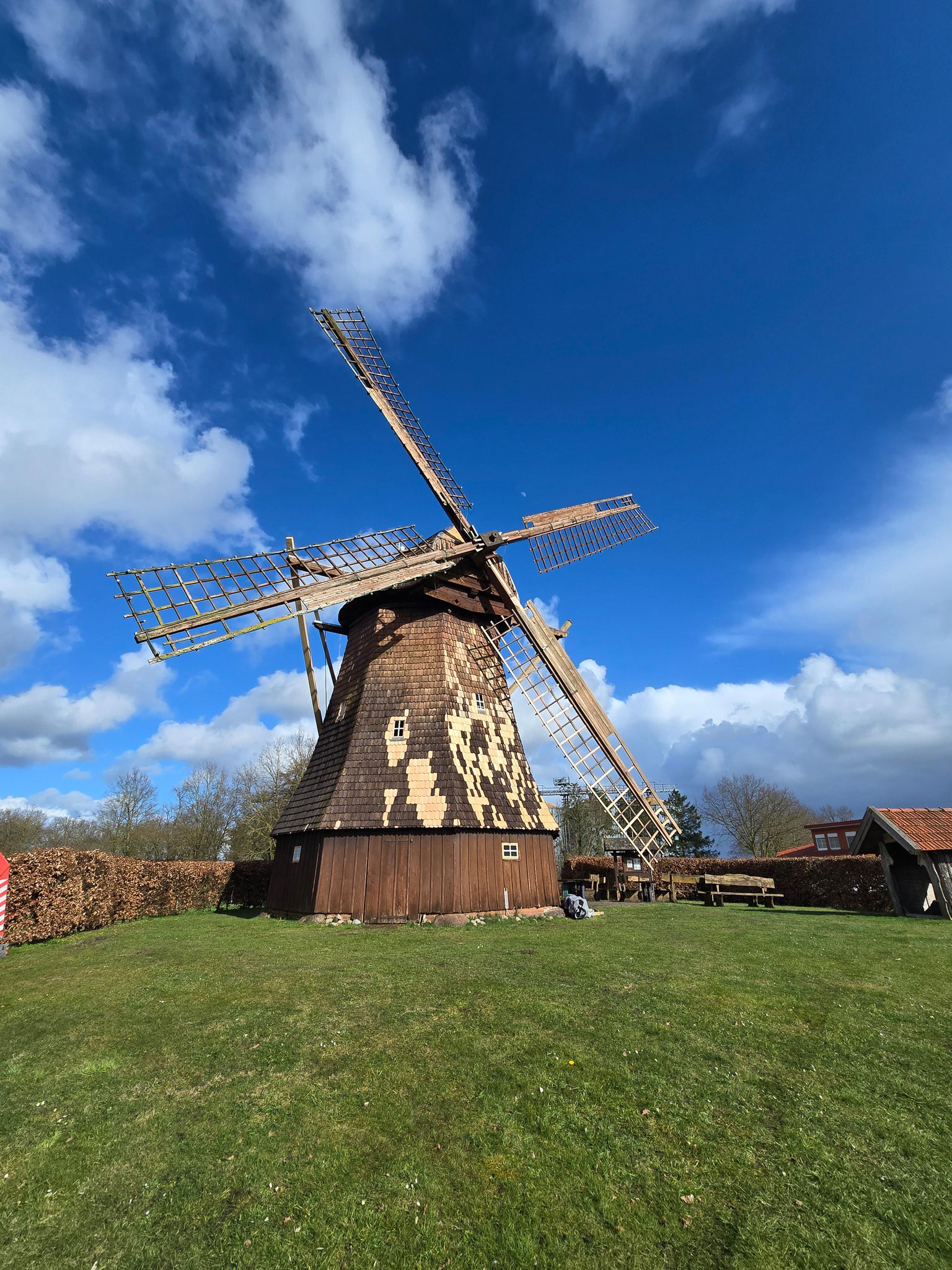 Fertig restaurierte Windmühle