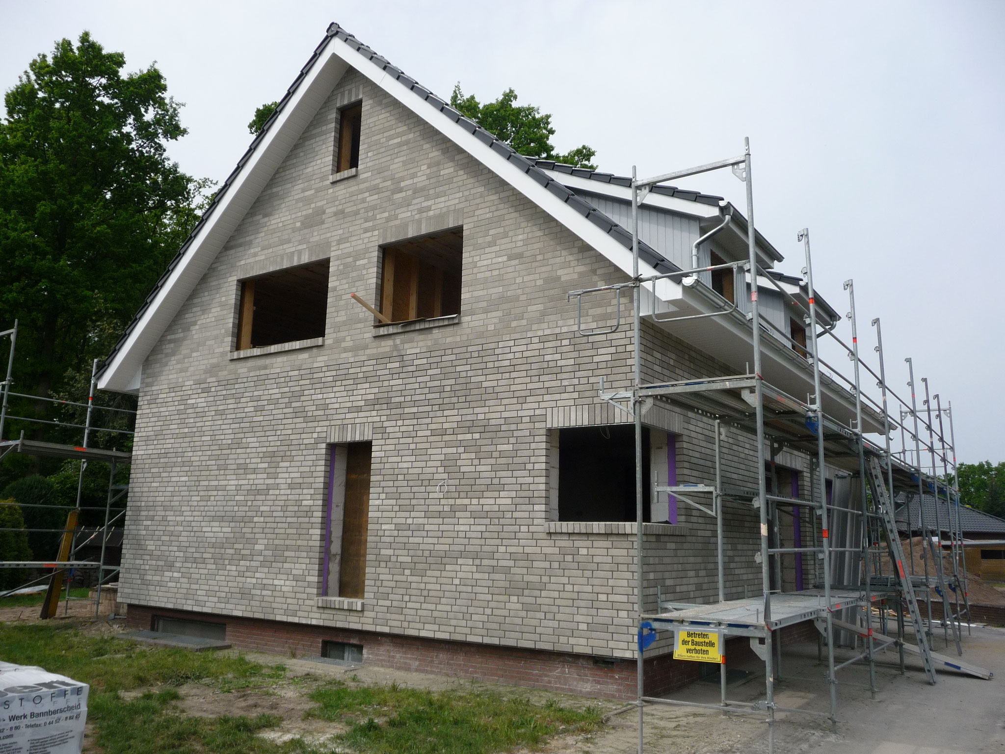 Wohnhaus mit komplett neuem Dach, seitlich gesehen