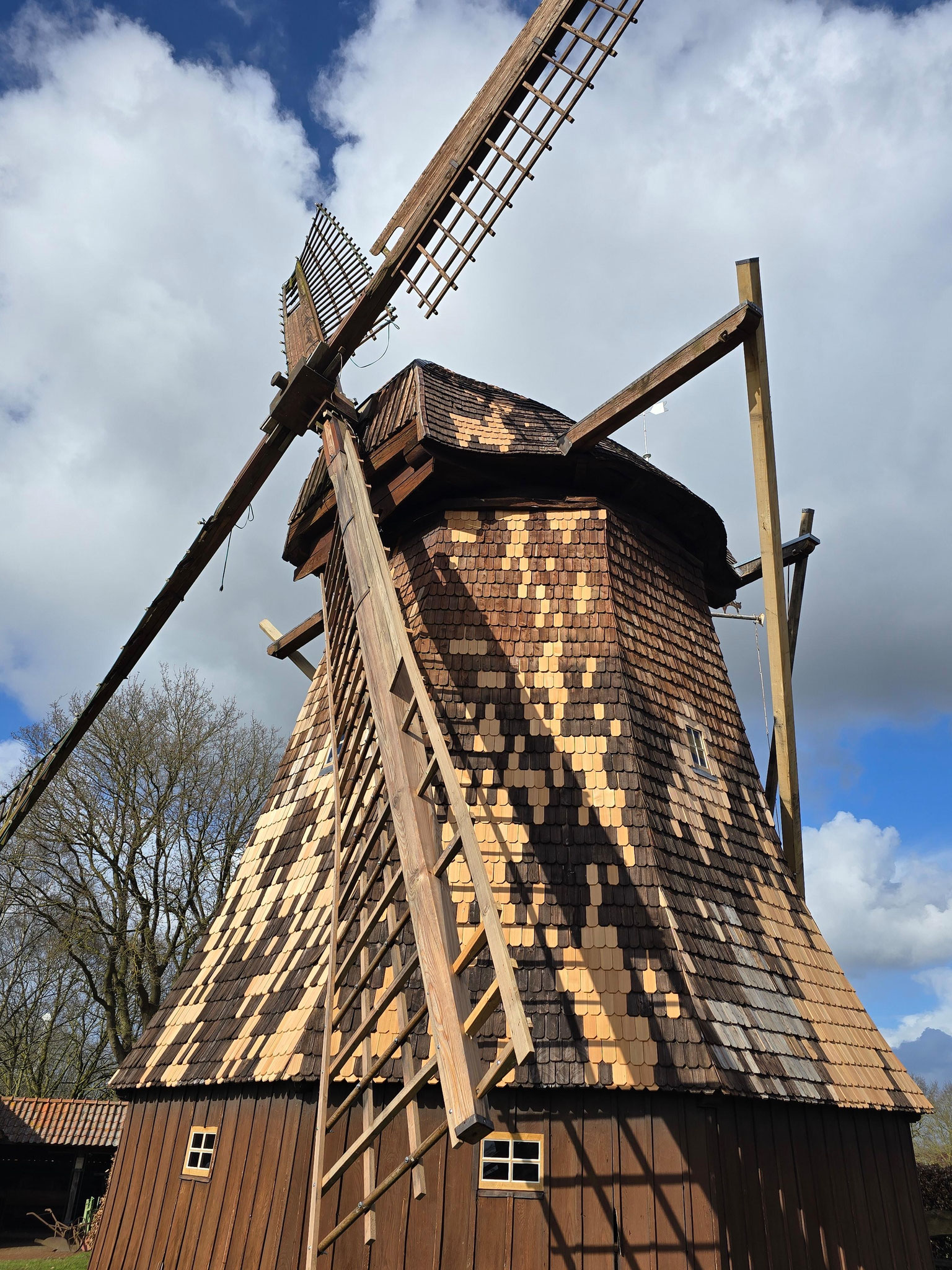 Fertig restaurierte Windmühle