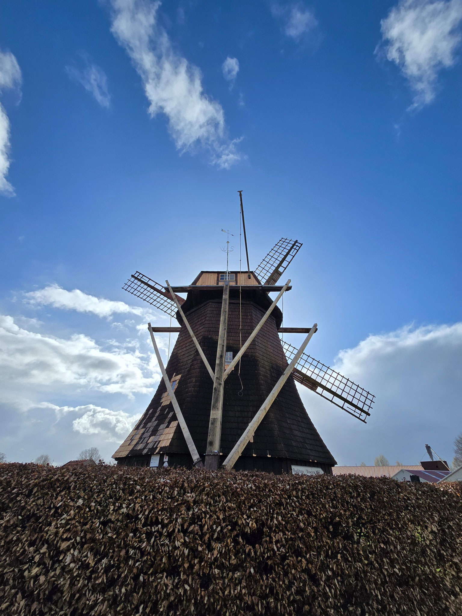 Fertig restaurierte Windmühle