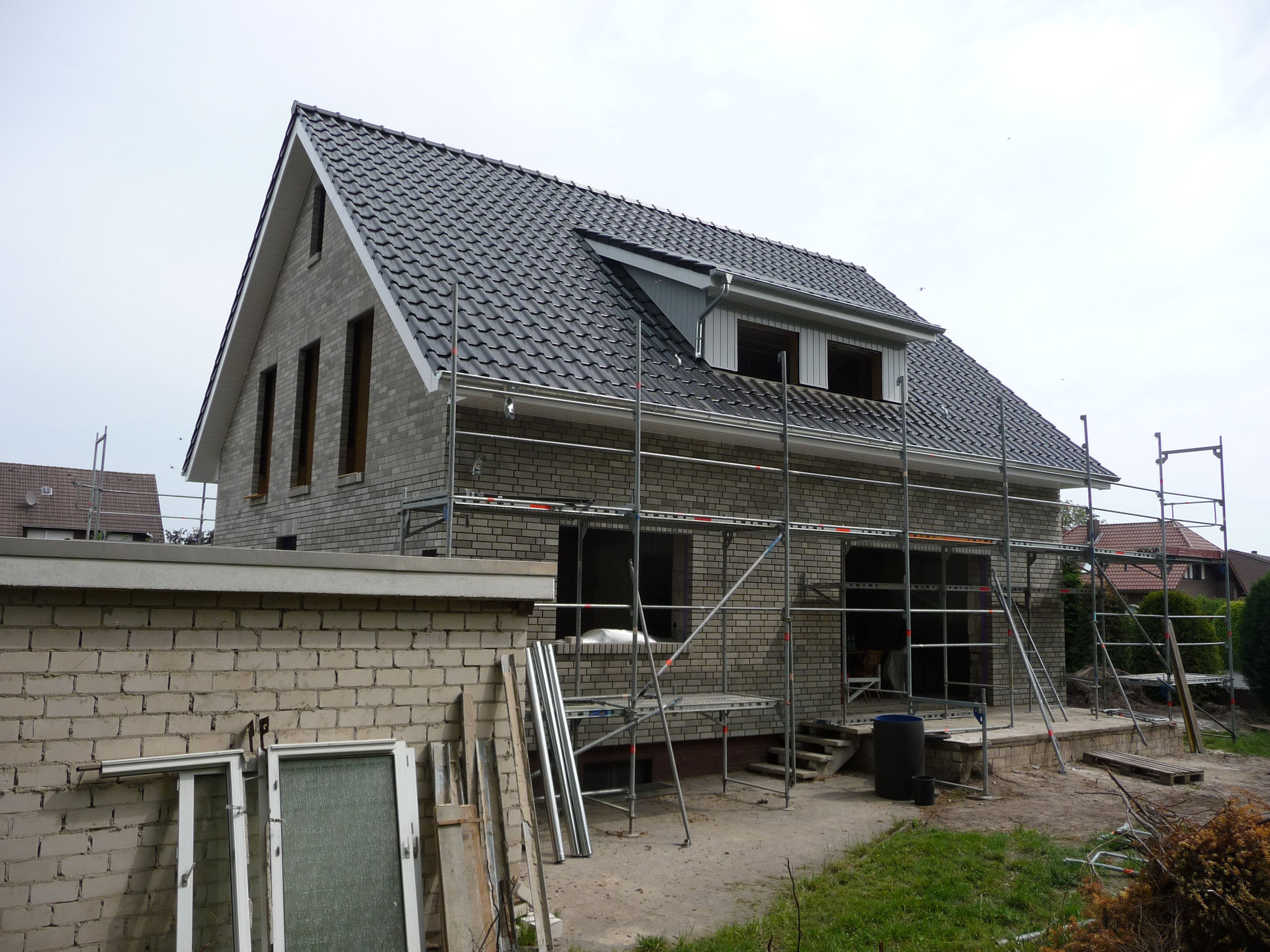 Wohnhaus mit komplett neuem Dach, vom Garten gesehen